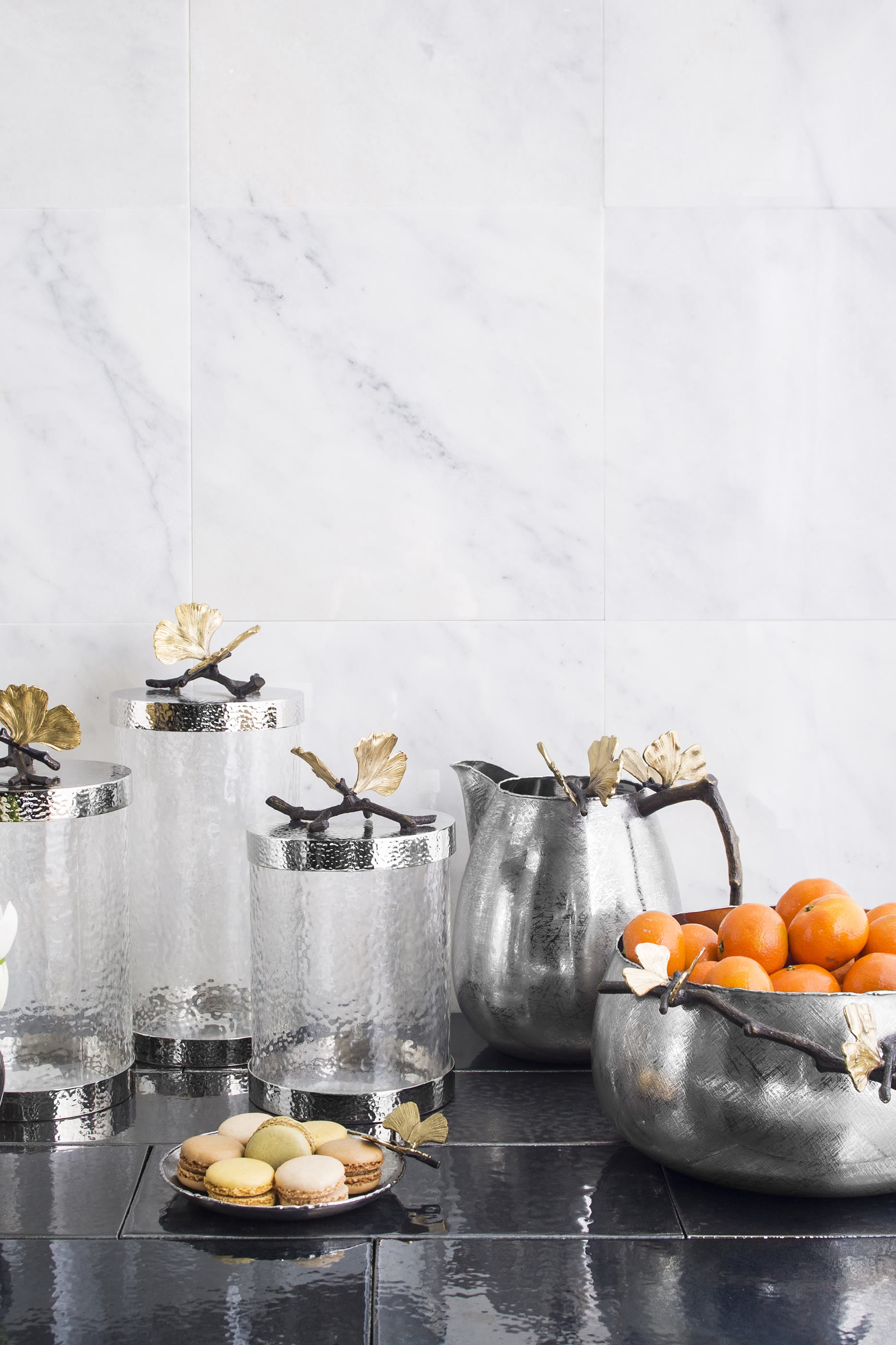 علبة كبيرة بتصميم شجرة الجنكو وفراشة