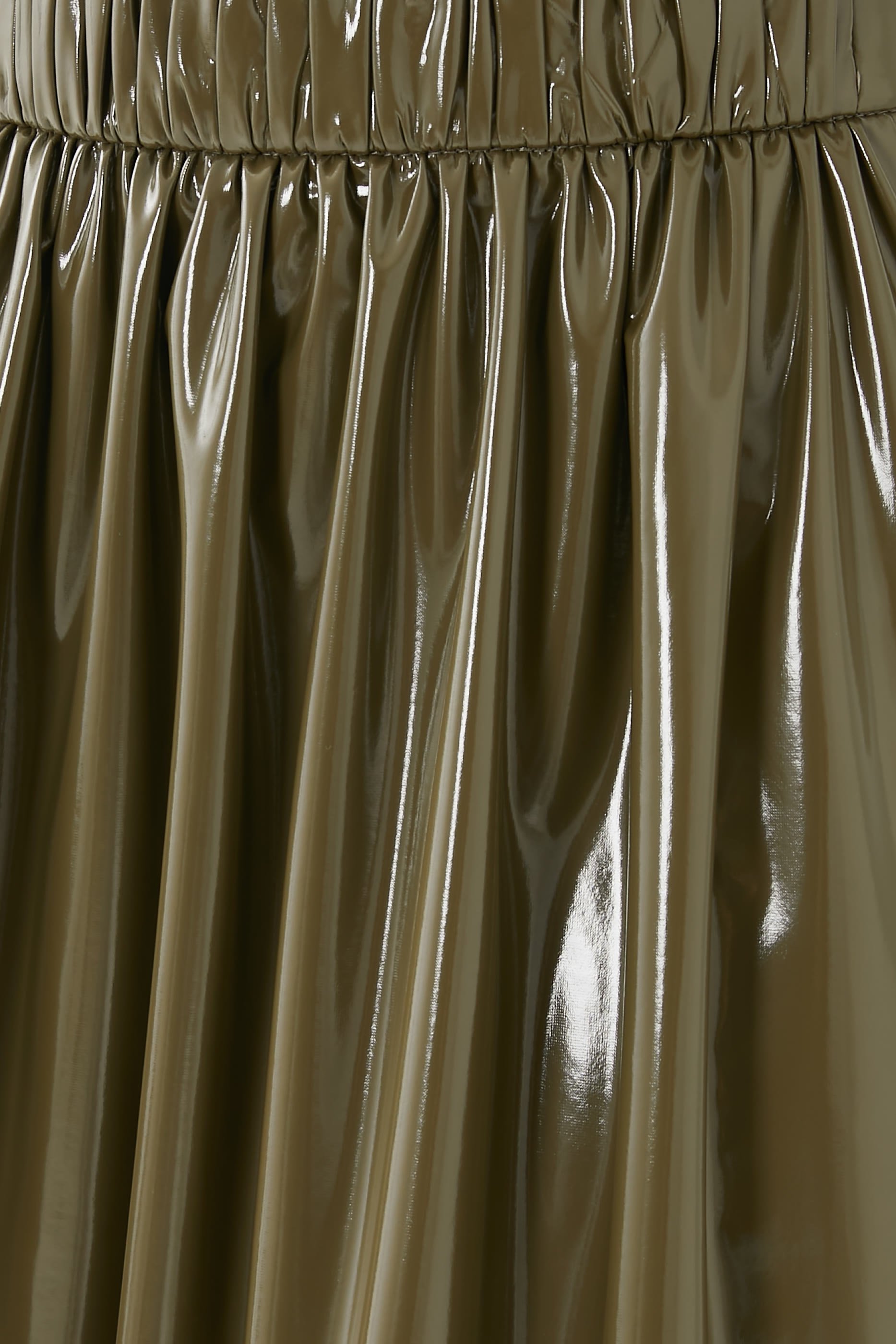 تنورة لامعة متوسطة الطول