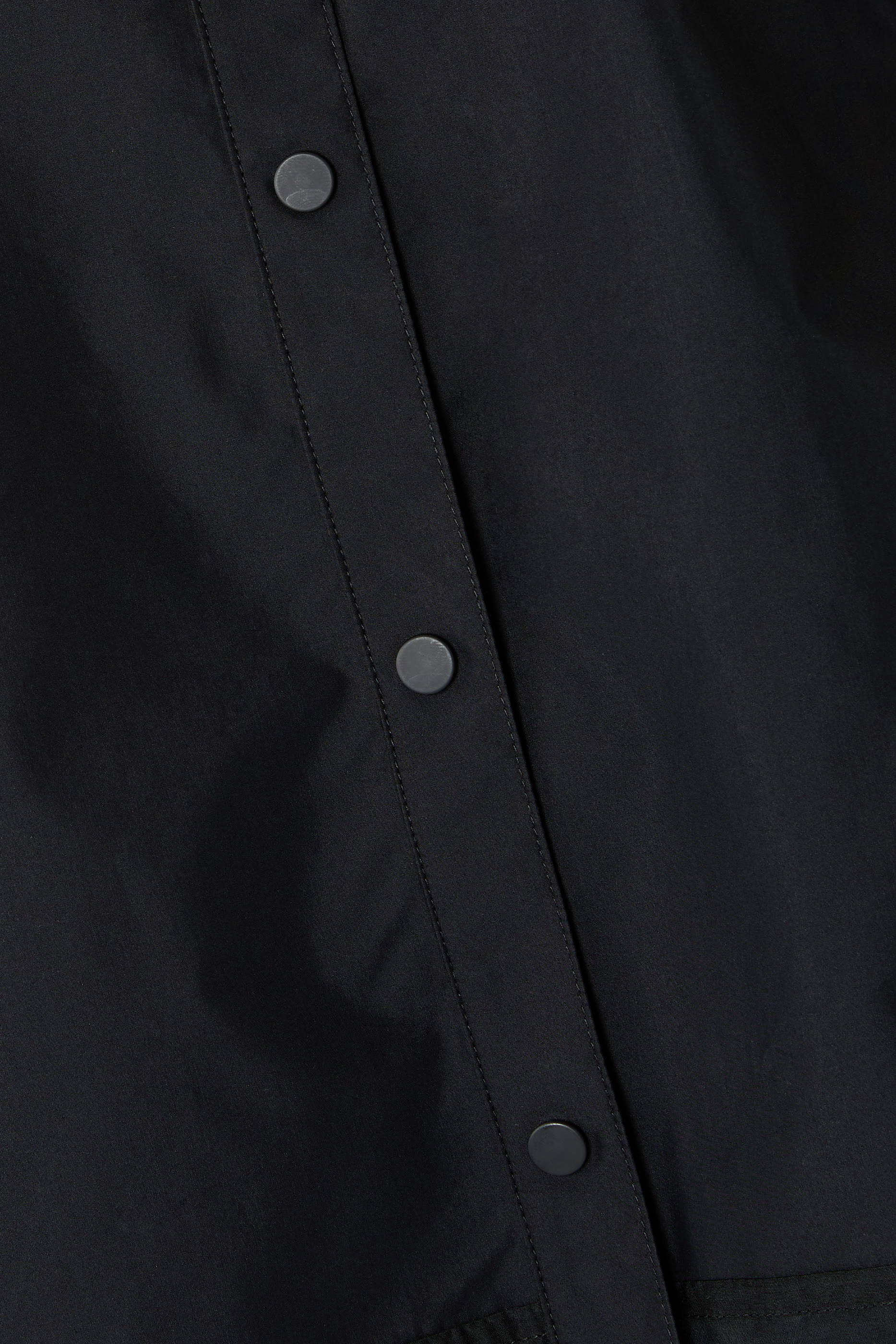 قميص بأكمام طويلة وحواف كشكش