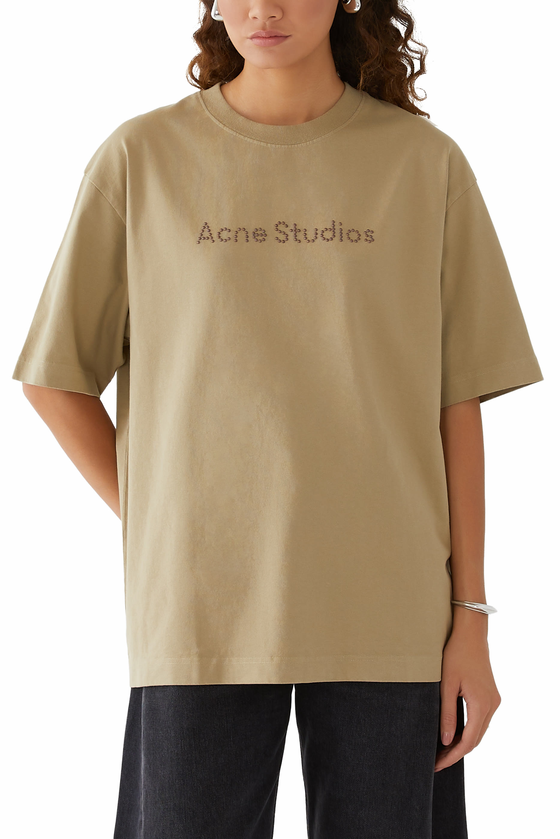 تيشيرت بشعار الماركة مرصع بأحجار