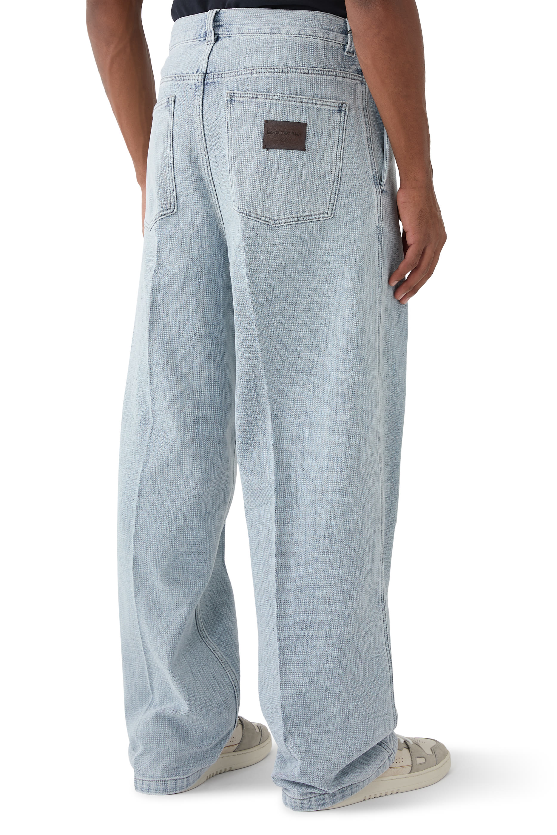 بنطال جينز بقصة فضفاضة