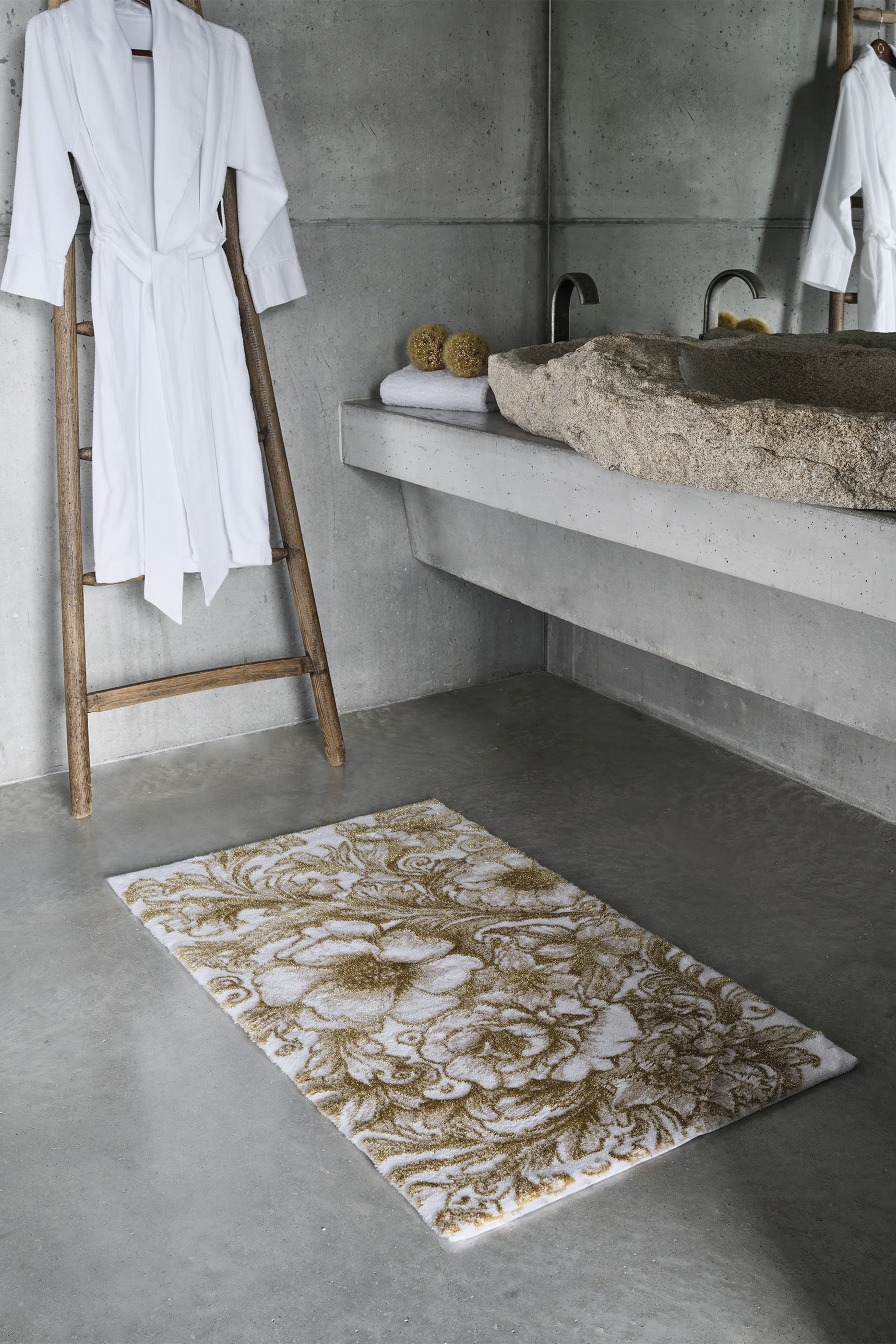 سجادة حمام بنقشة زهور