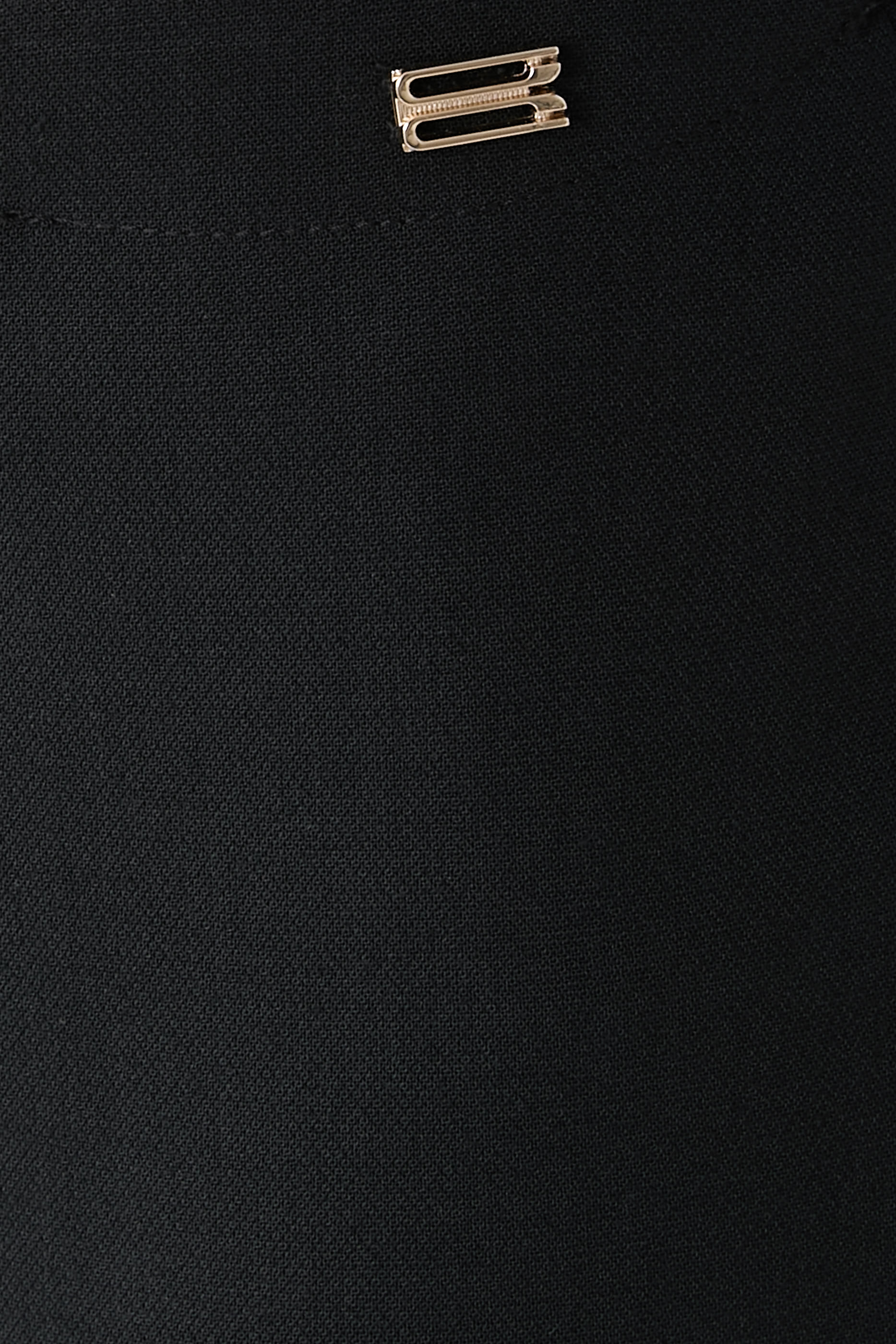 بنطال بقصة قصيرة بأطراف شد