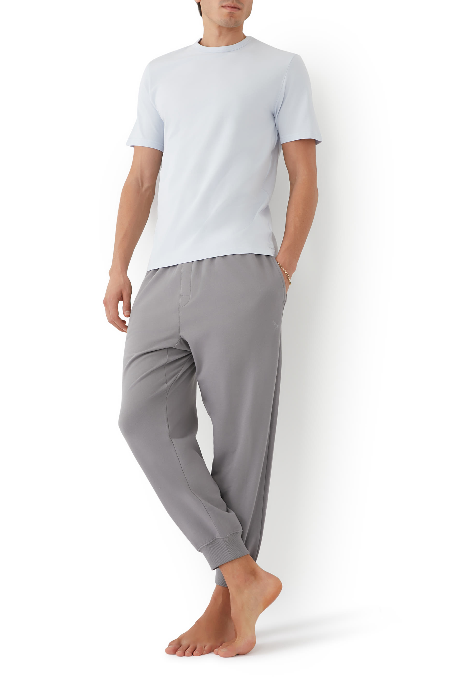 تيشيرت بياقة ضيقة وأكمام قصيرة