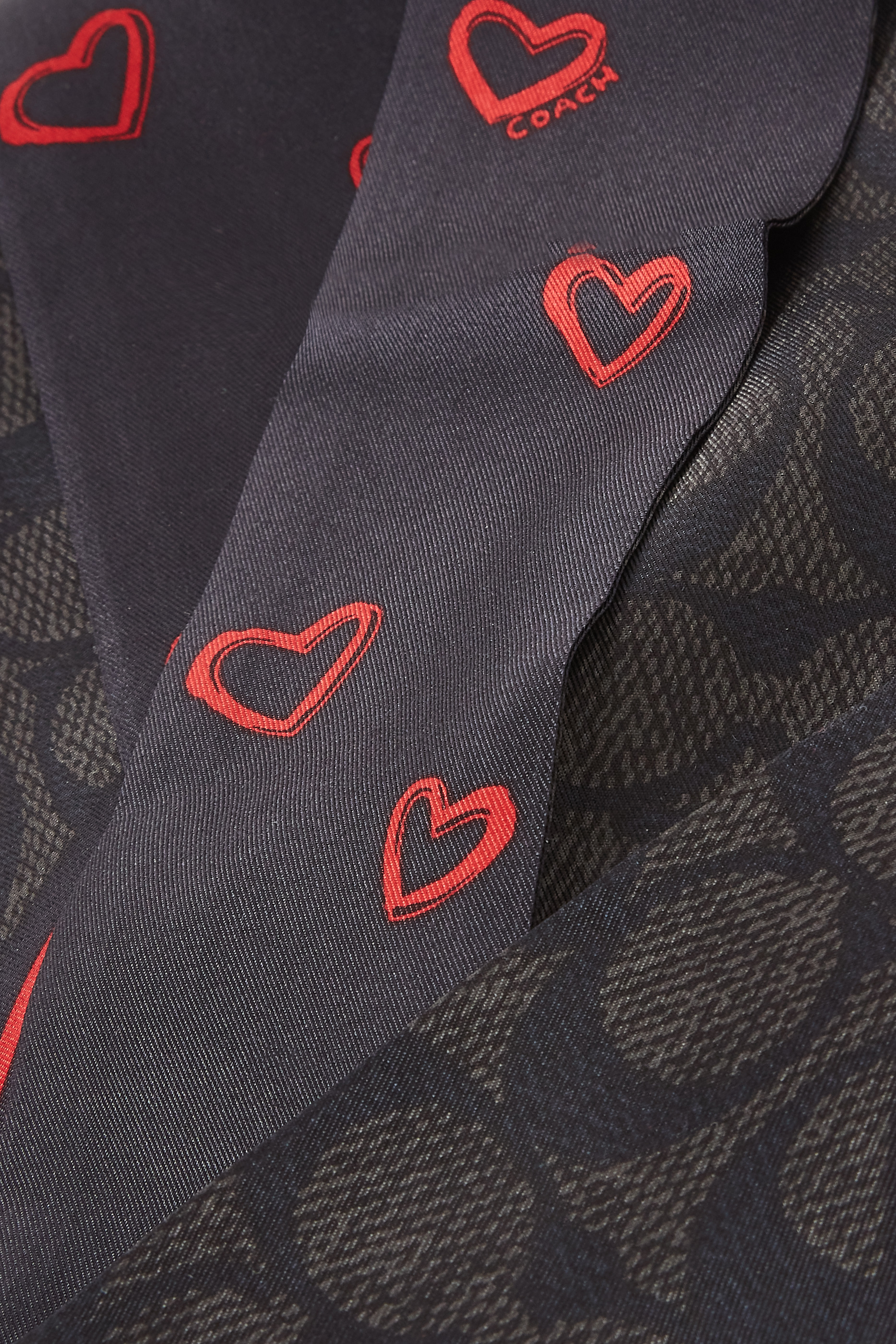 وشاح رفيع بطبعات قلب وشعار الماركة