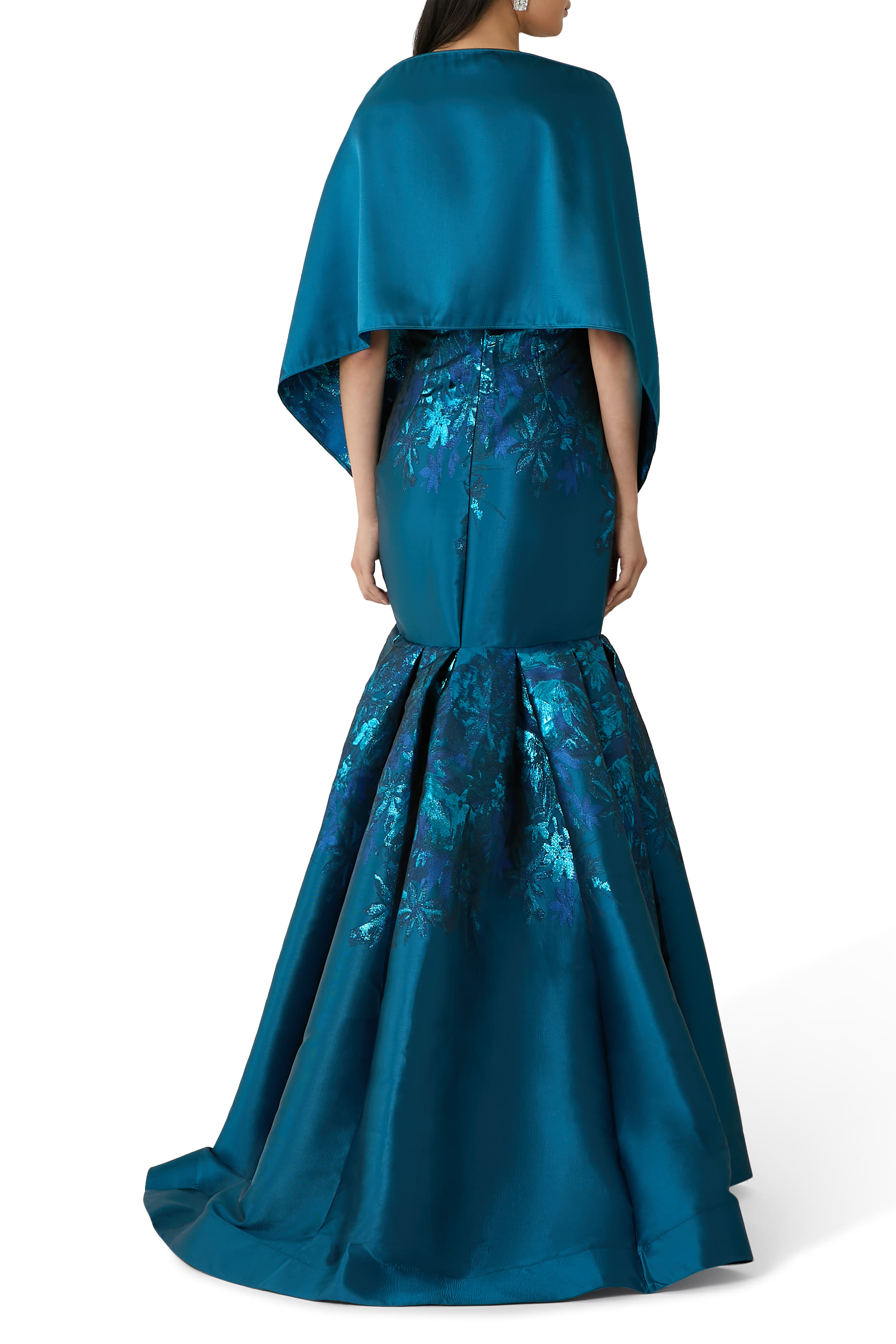 فستان سهرة ميرمايد بلا حمالات وبتنورة دراماتيك