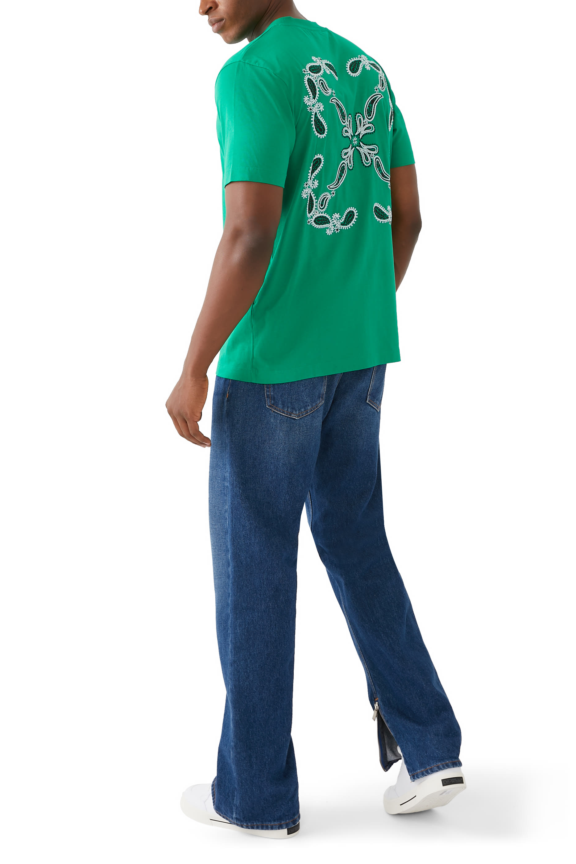 تيشيرت بطبعات باندانا وأسهم