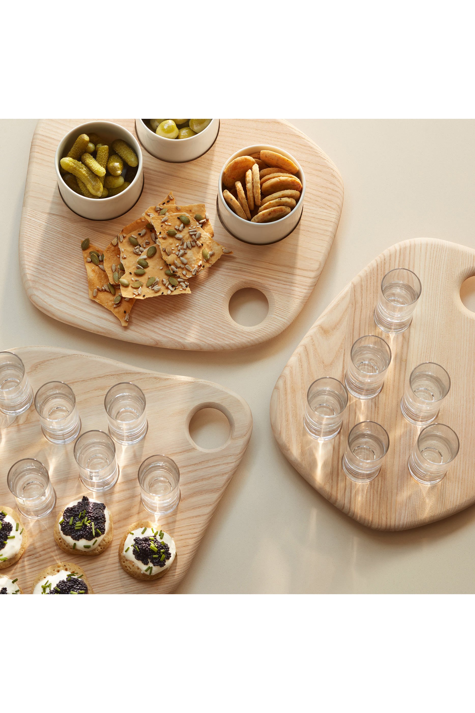 طقم كاسات شوت شفافة ولوح خشبي