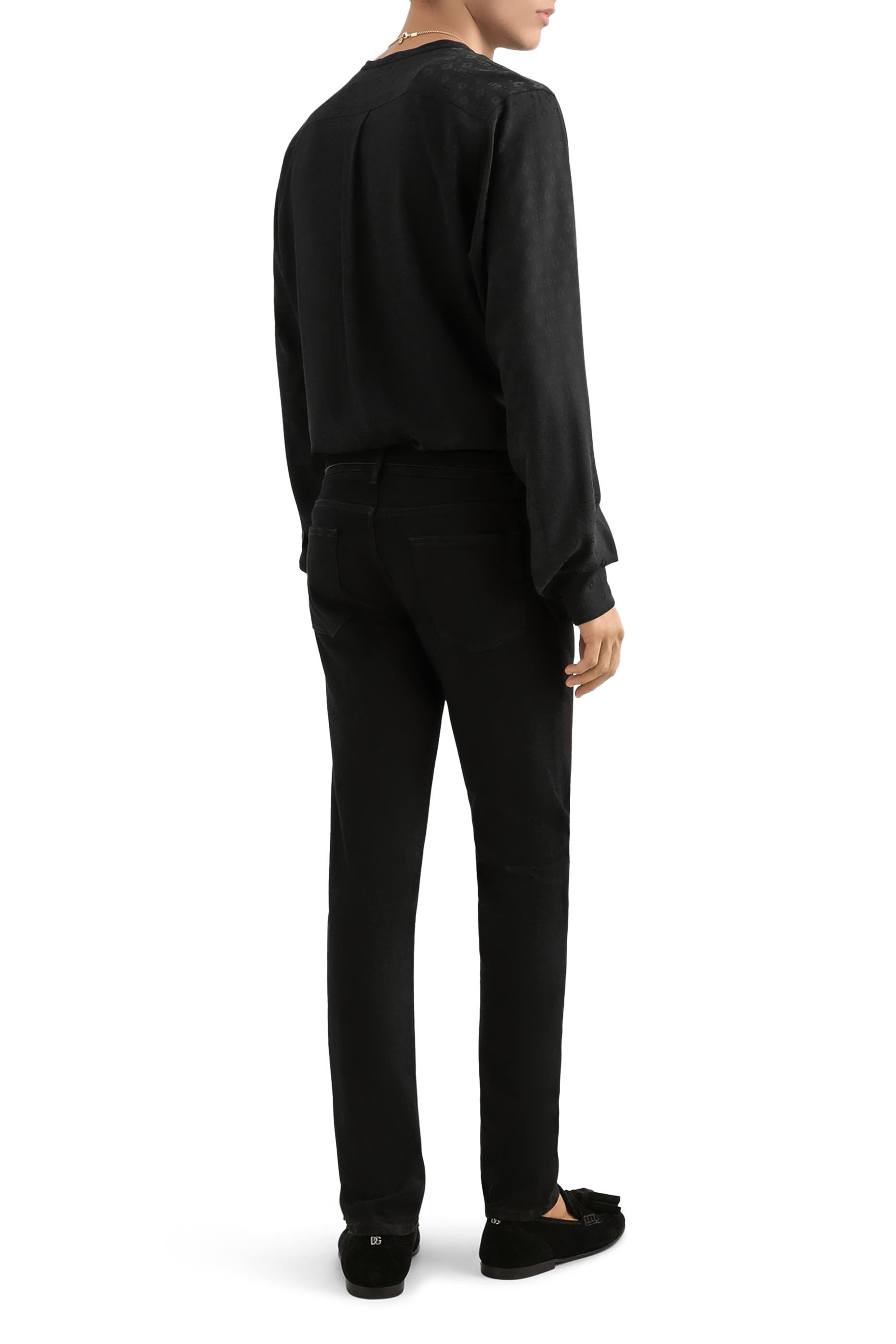 قميص بقصة عادية ونقشات شعار الماركة حرير