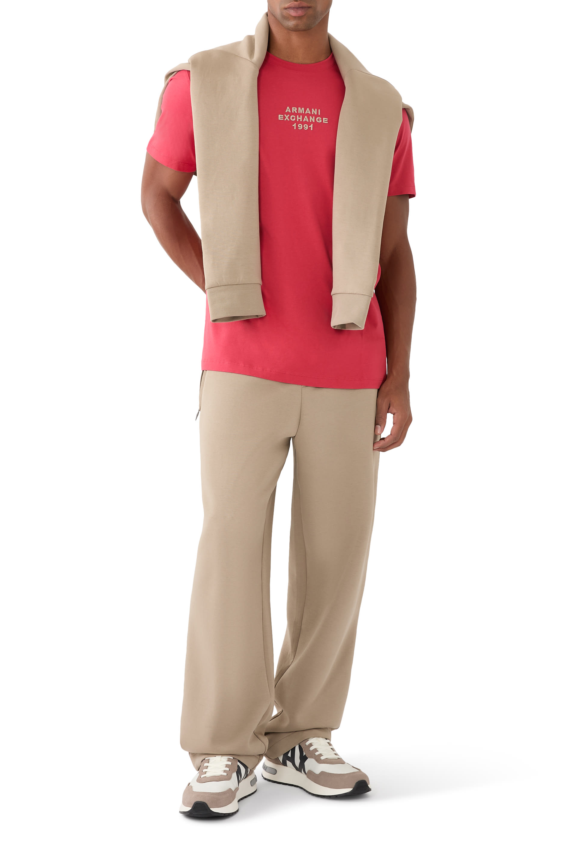 تيشيرت بحروف شعار الماركة