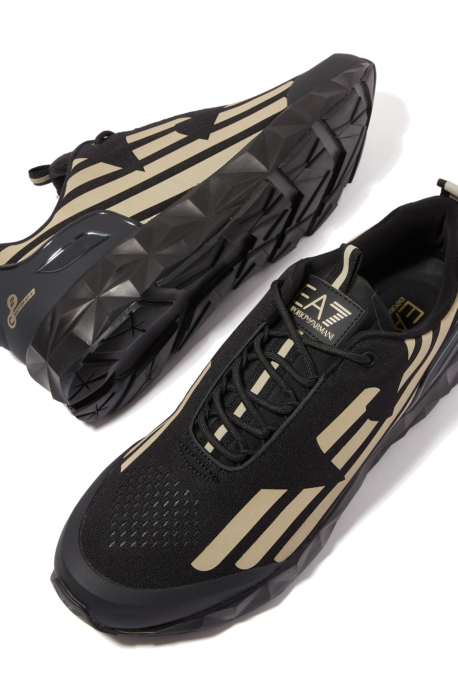 سنيكرز ألتميت كومبات بشعار الماركة