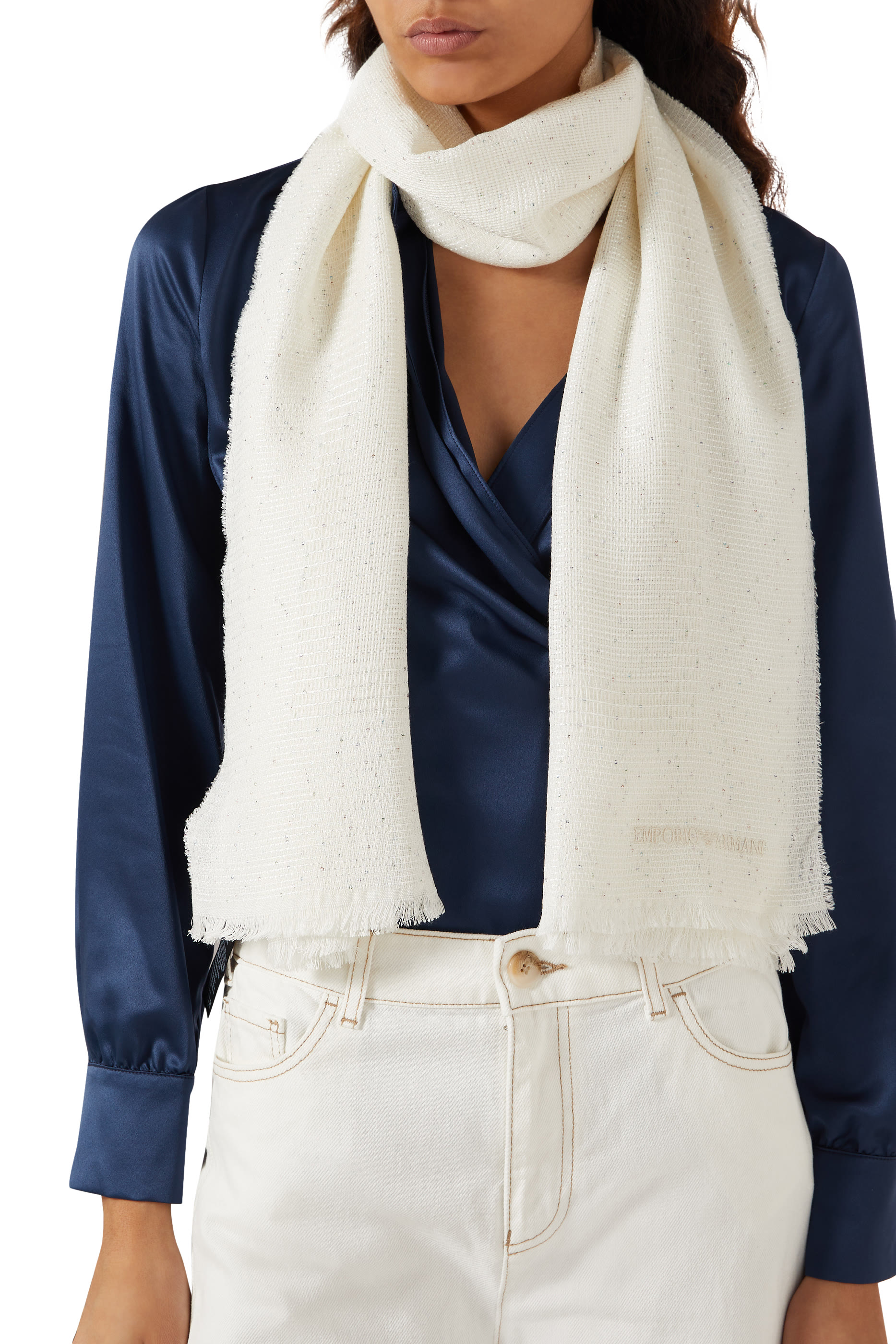 شال بشعار الماركة مزين بترتر