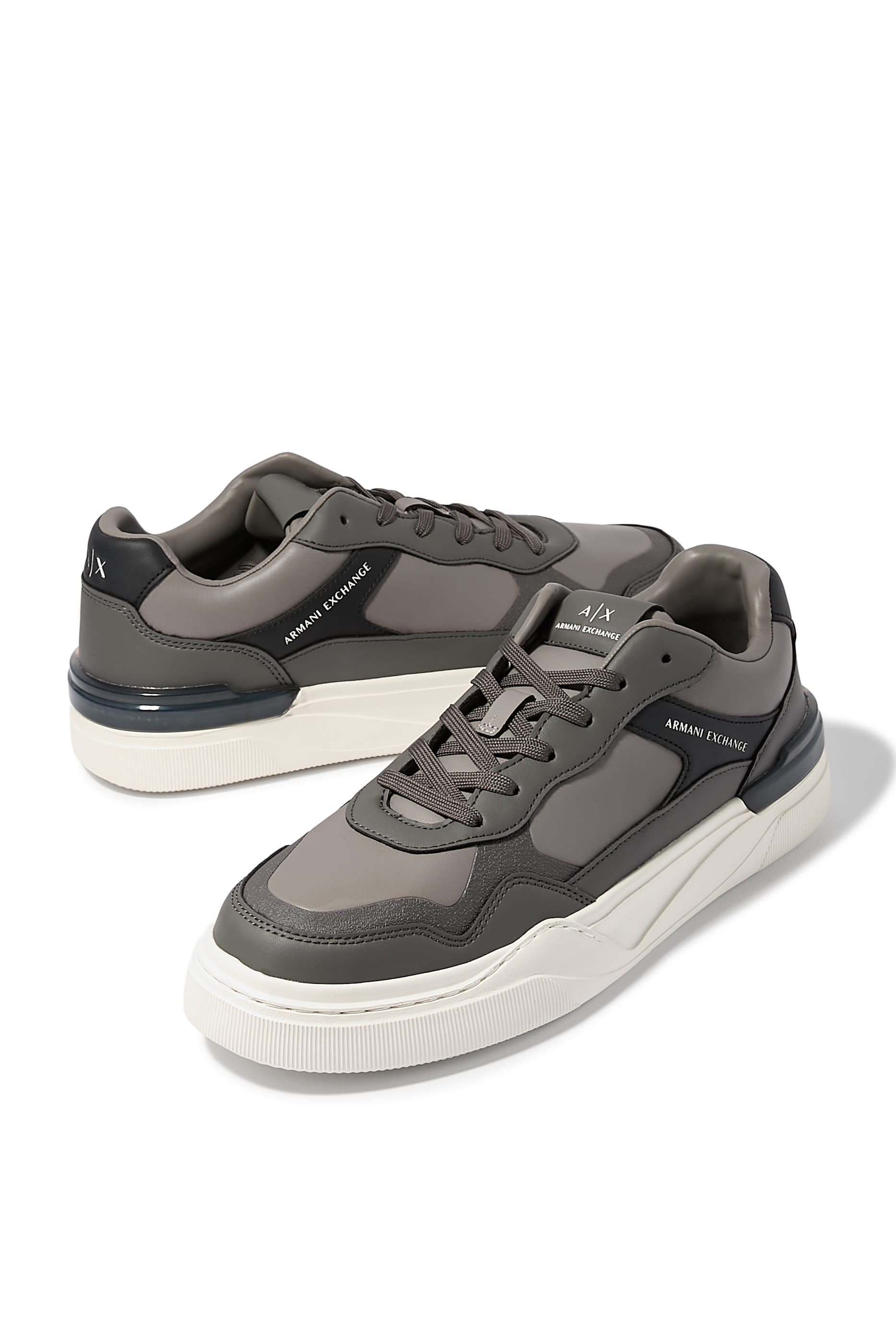 سنيكرز مزين بحياكة جلد صديق للبيئة