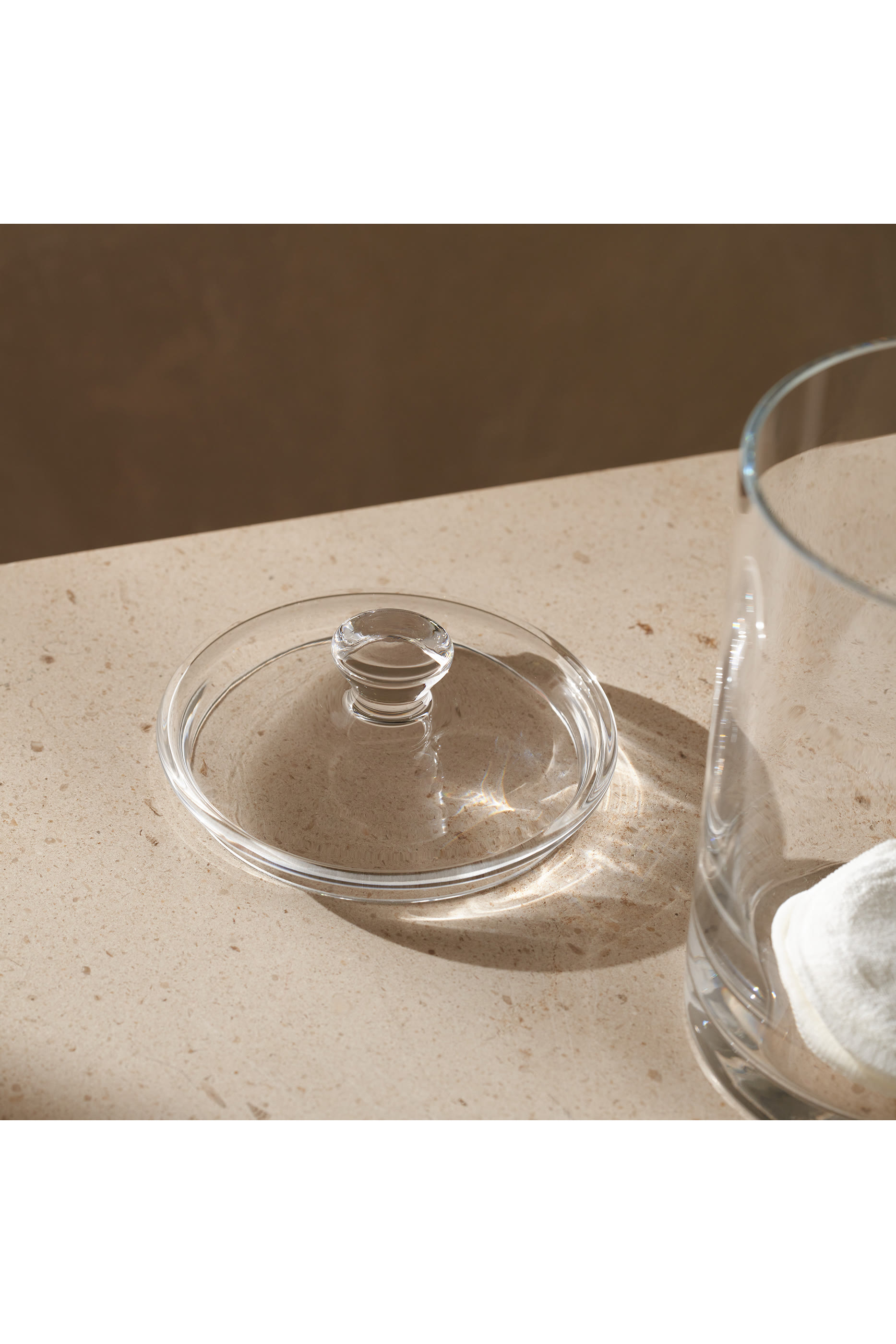 جرة تخزين زجاجية كبيرة