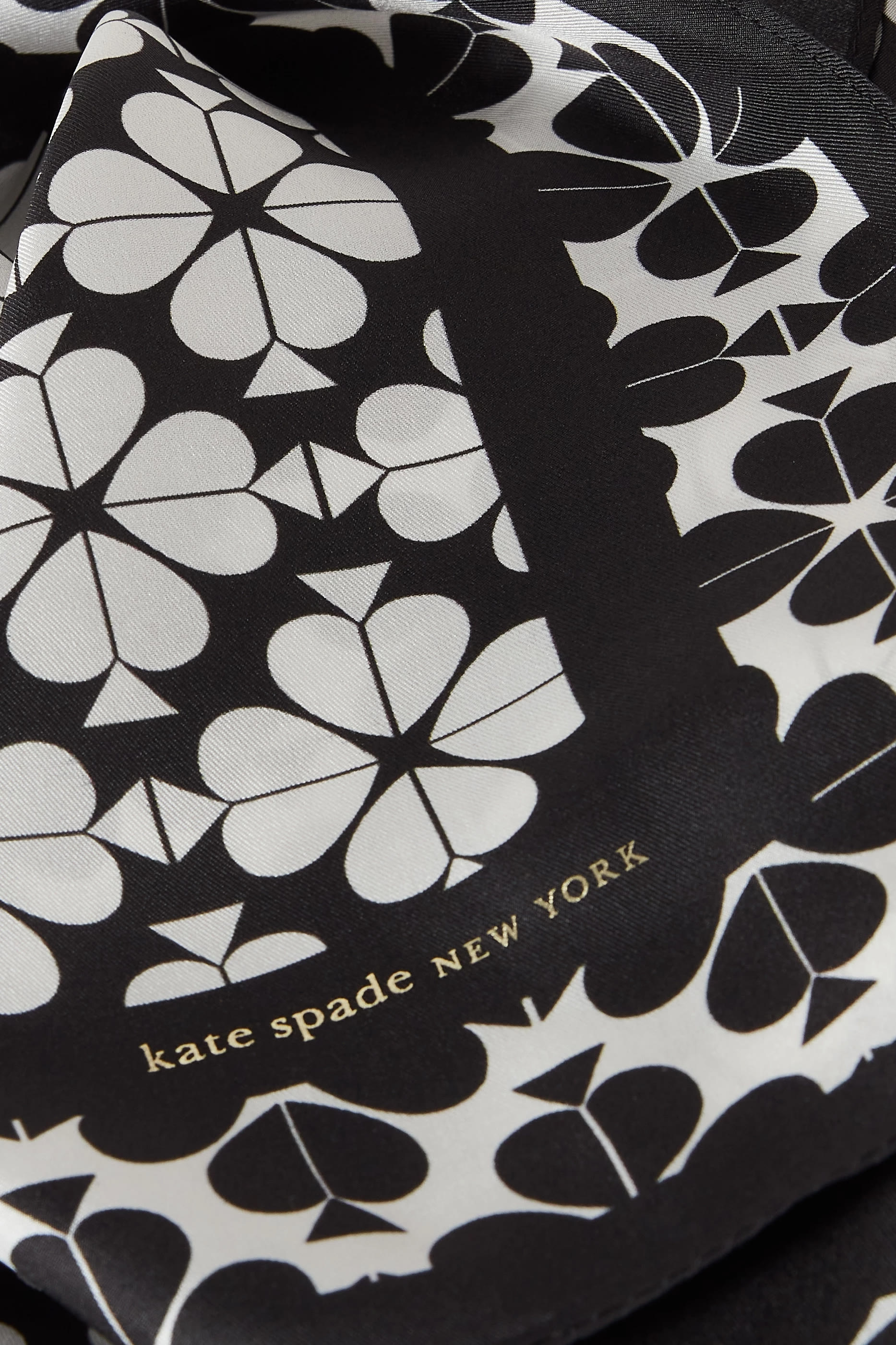 باندانا بنقشة زهور بالشكل البستوني