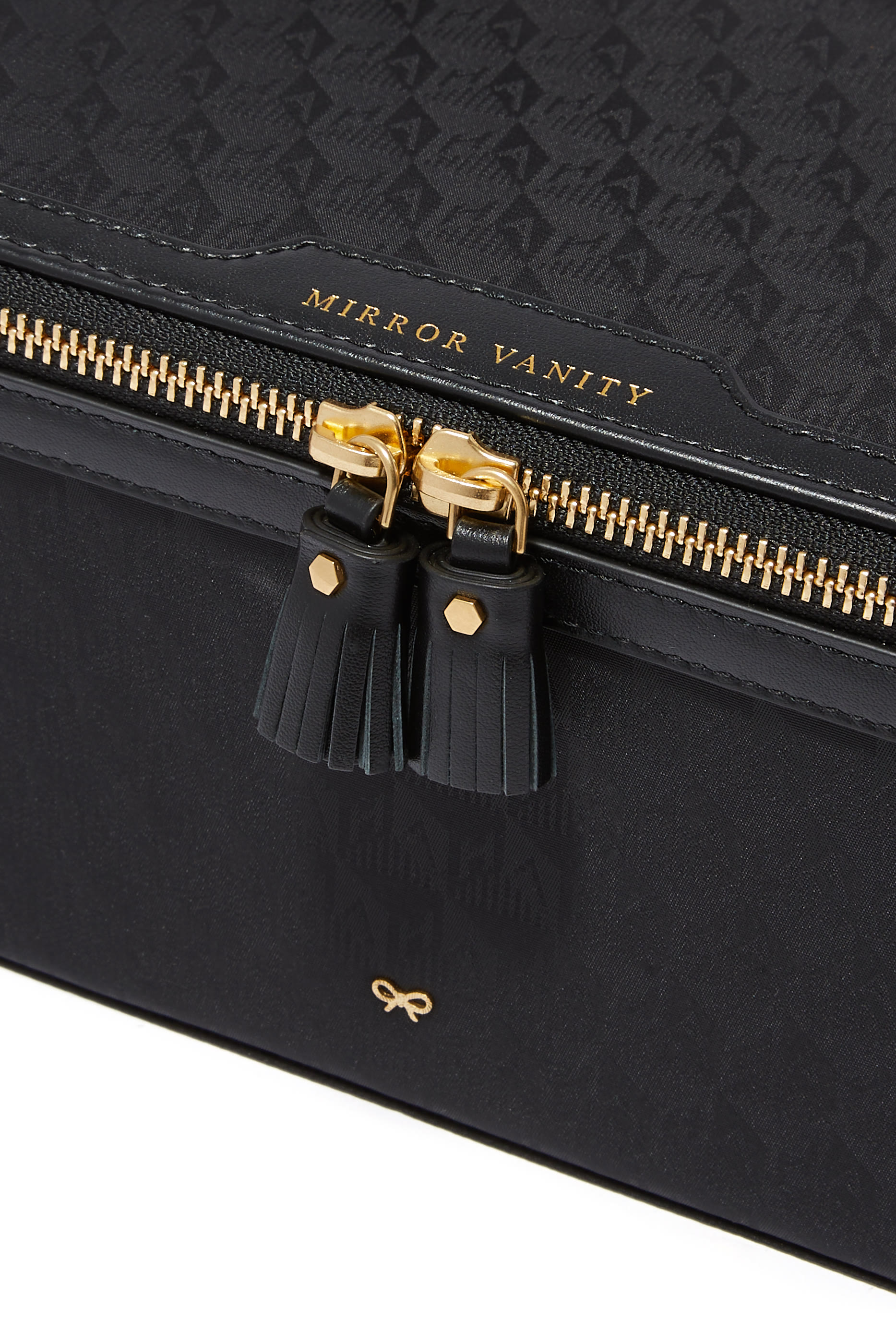 حقيبة مستحضرات تجميل بمرآة وشعار الماركة