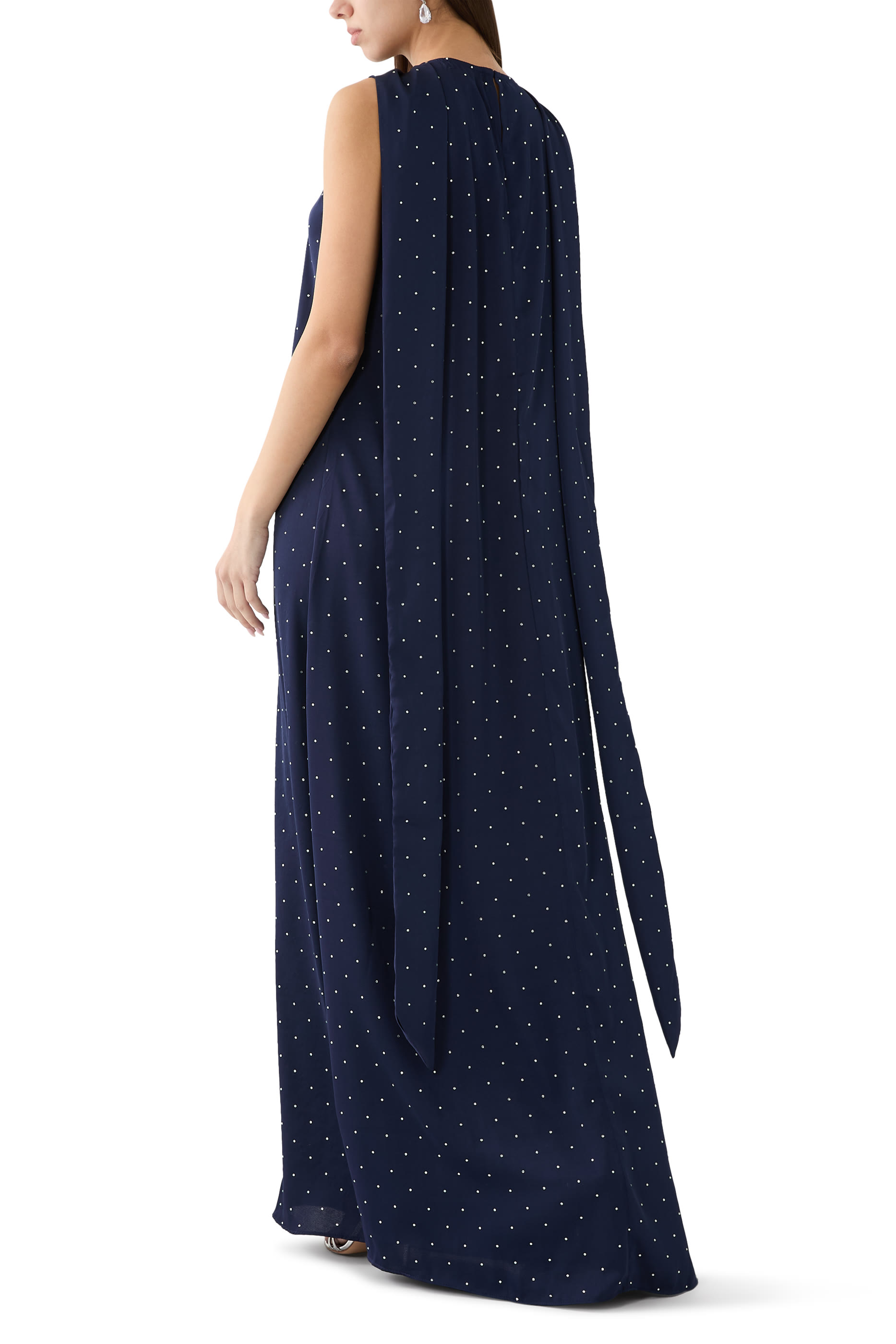 فستان/عباية/ بشت بلا أكمام برباط على العنق وحلي ستان