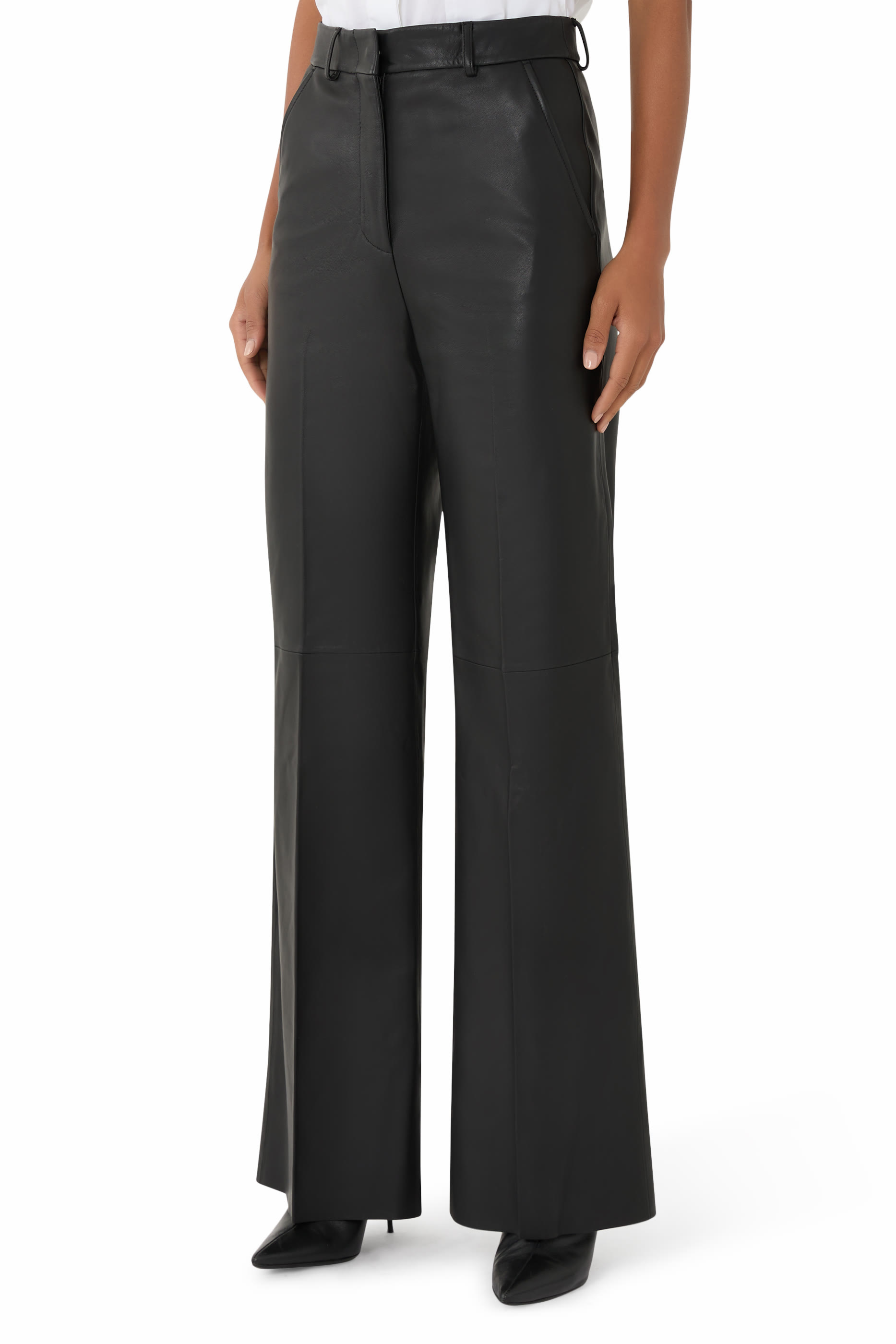 بنطال بقصة مستقيمة وفتحة خلفية عند الحافة