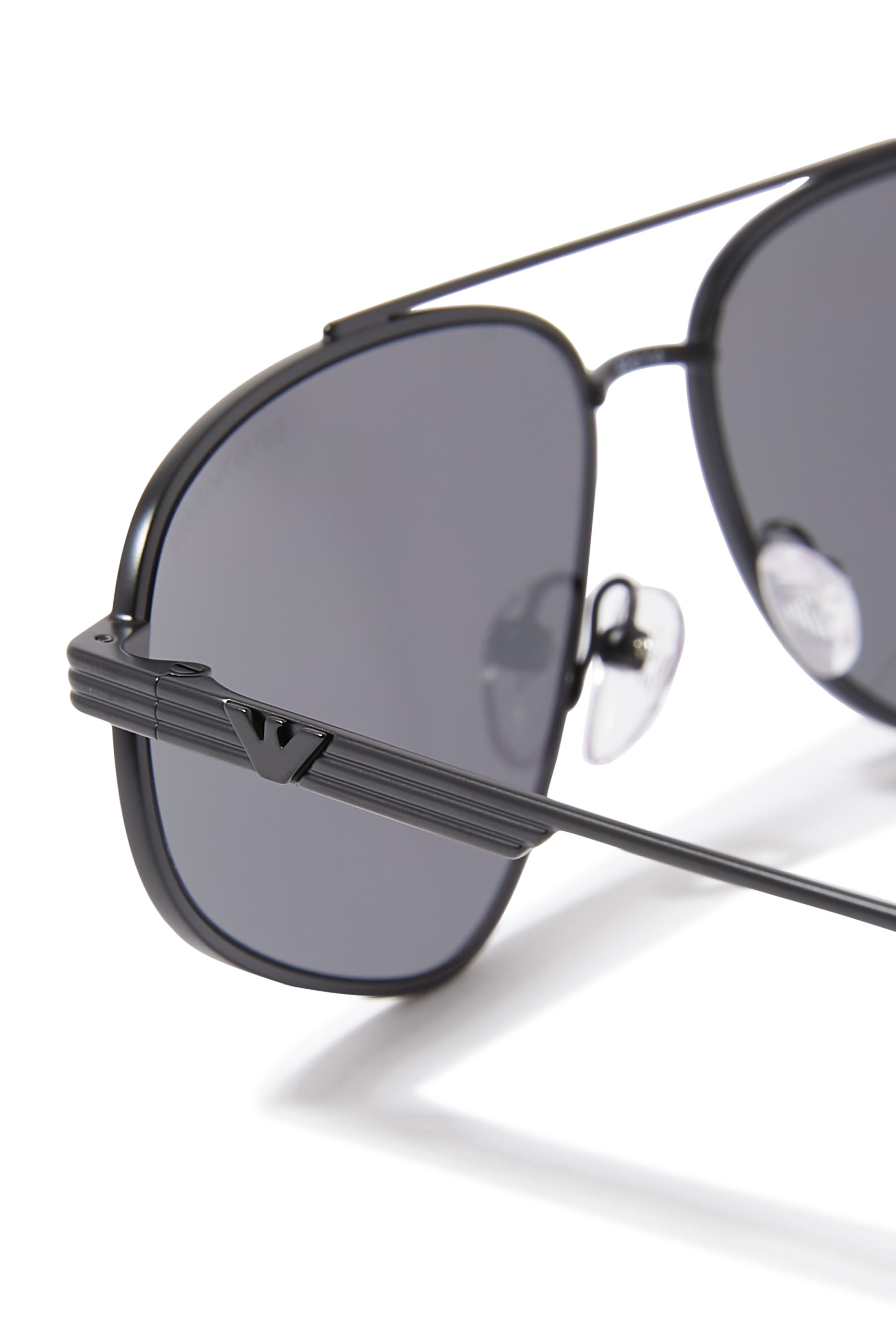 نظارة شمسية بإطار بتصميم هندسي