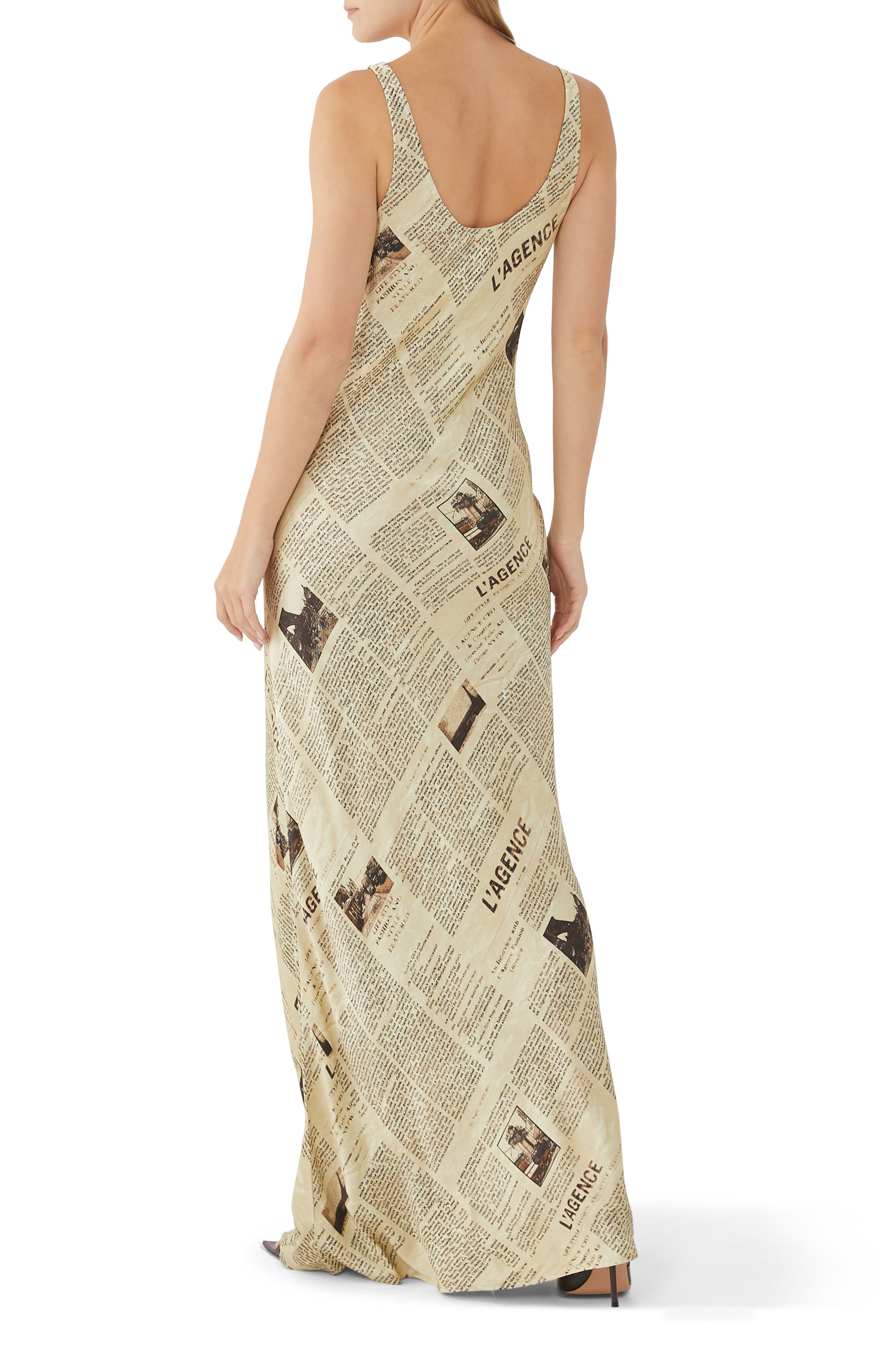 فستان ياسمين بفتحات ونقشة جرائد