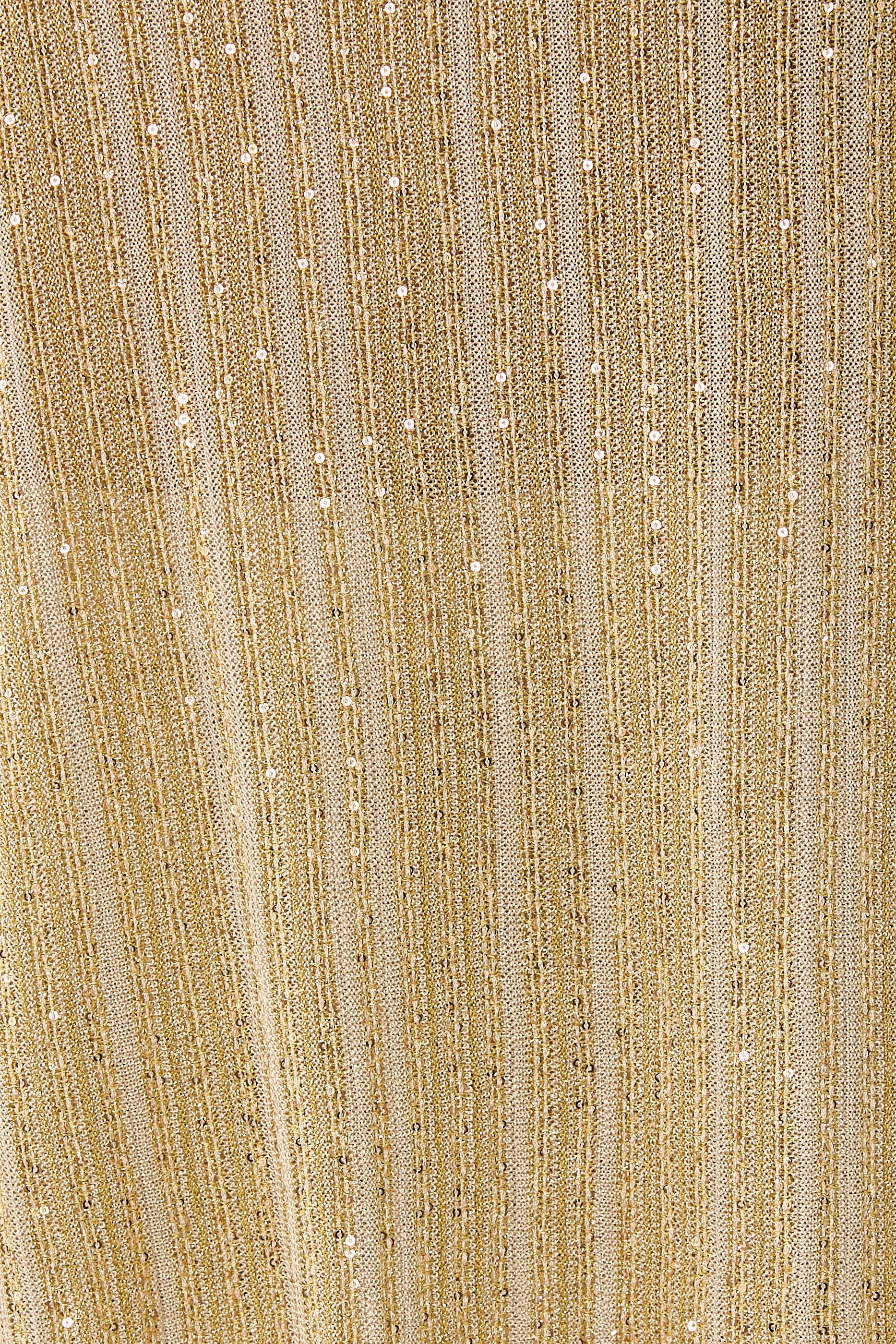 بلوزة بفتحة وخيوط لامعة