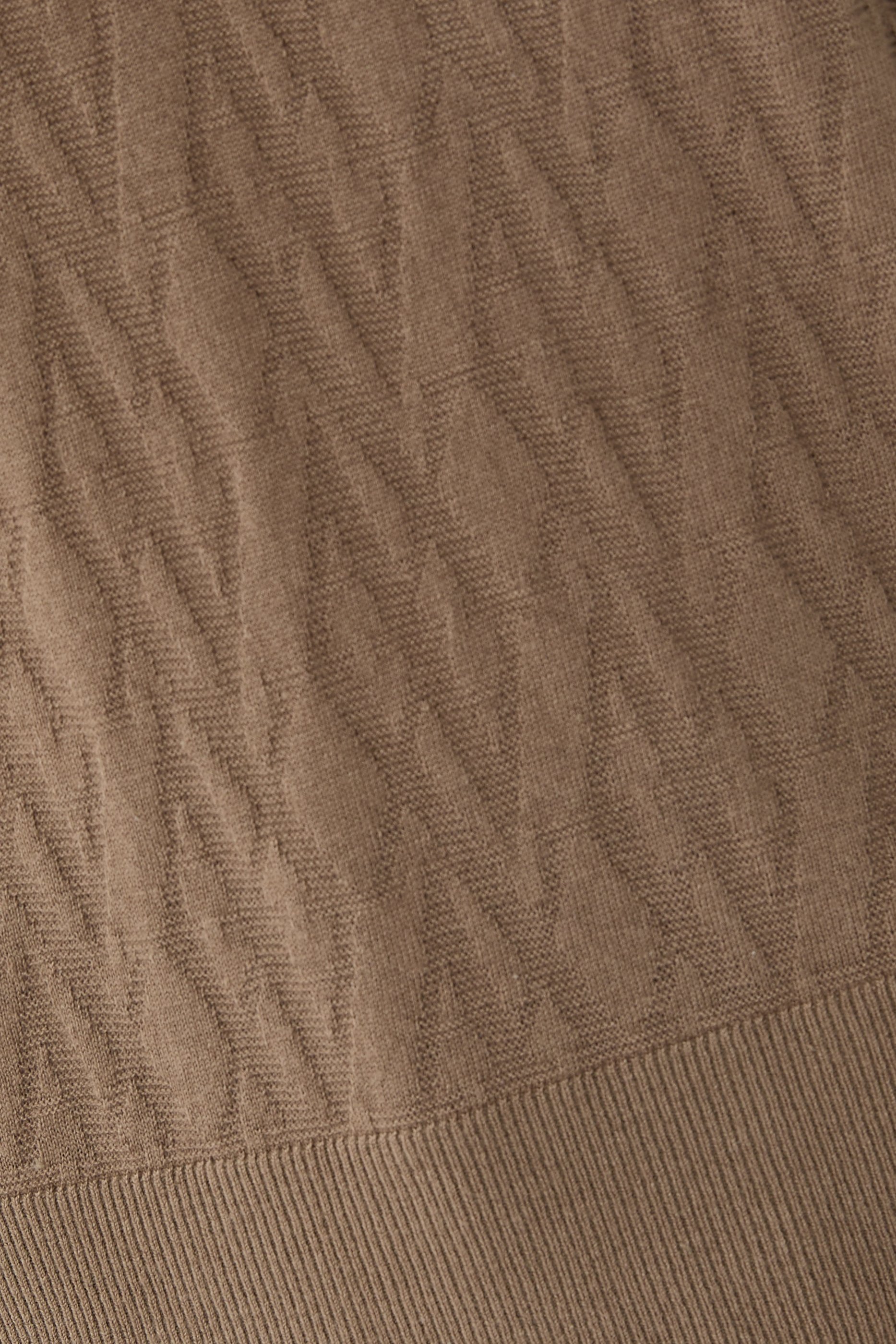 كنزة بحروف شعار الماركة