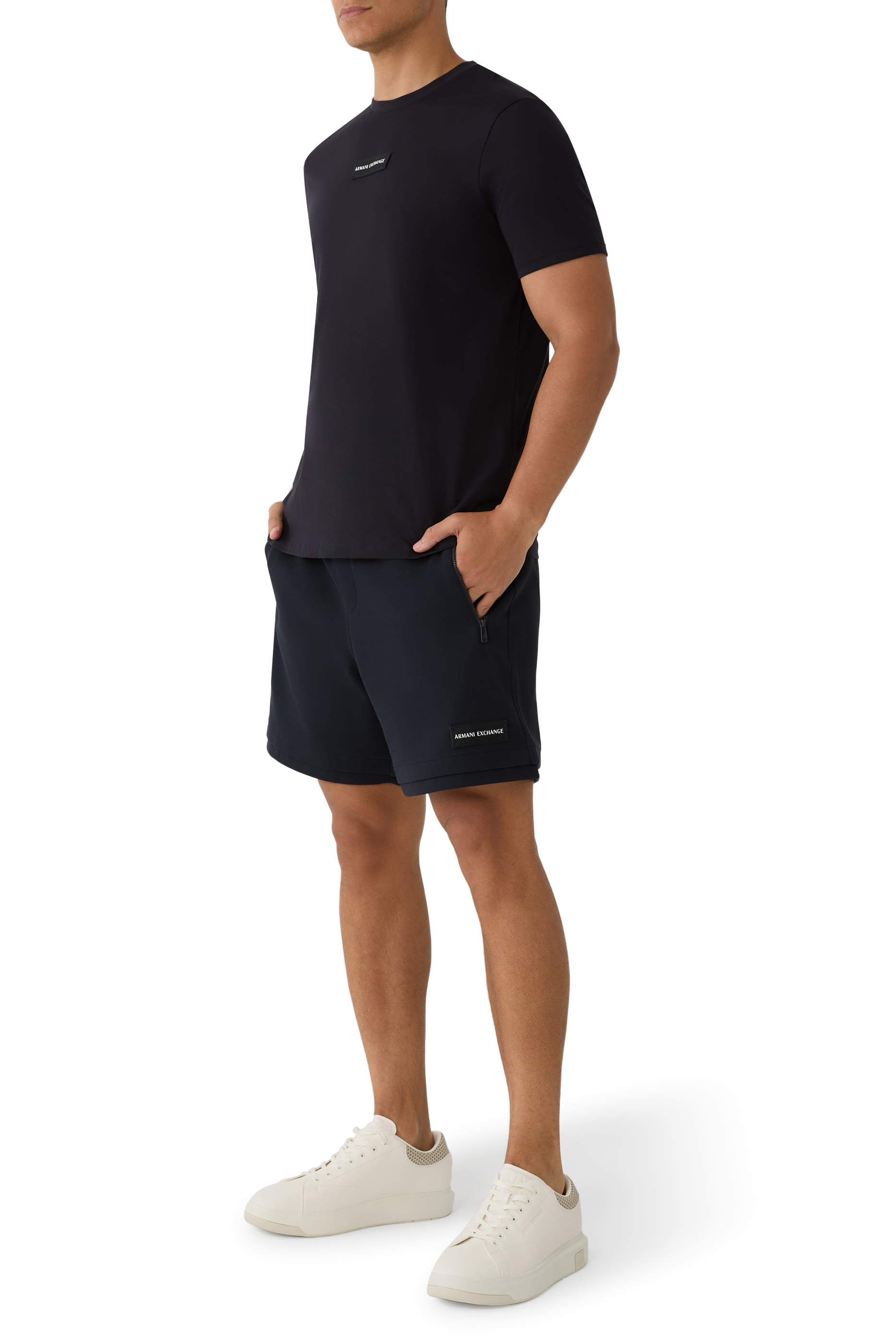 سنيكرز بشعار الماركة على الجانب