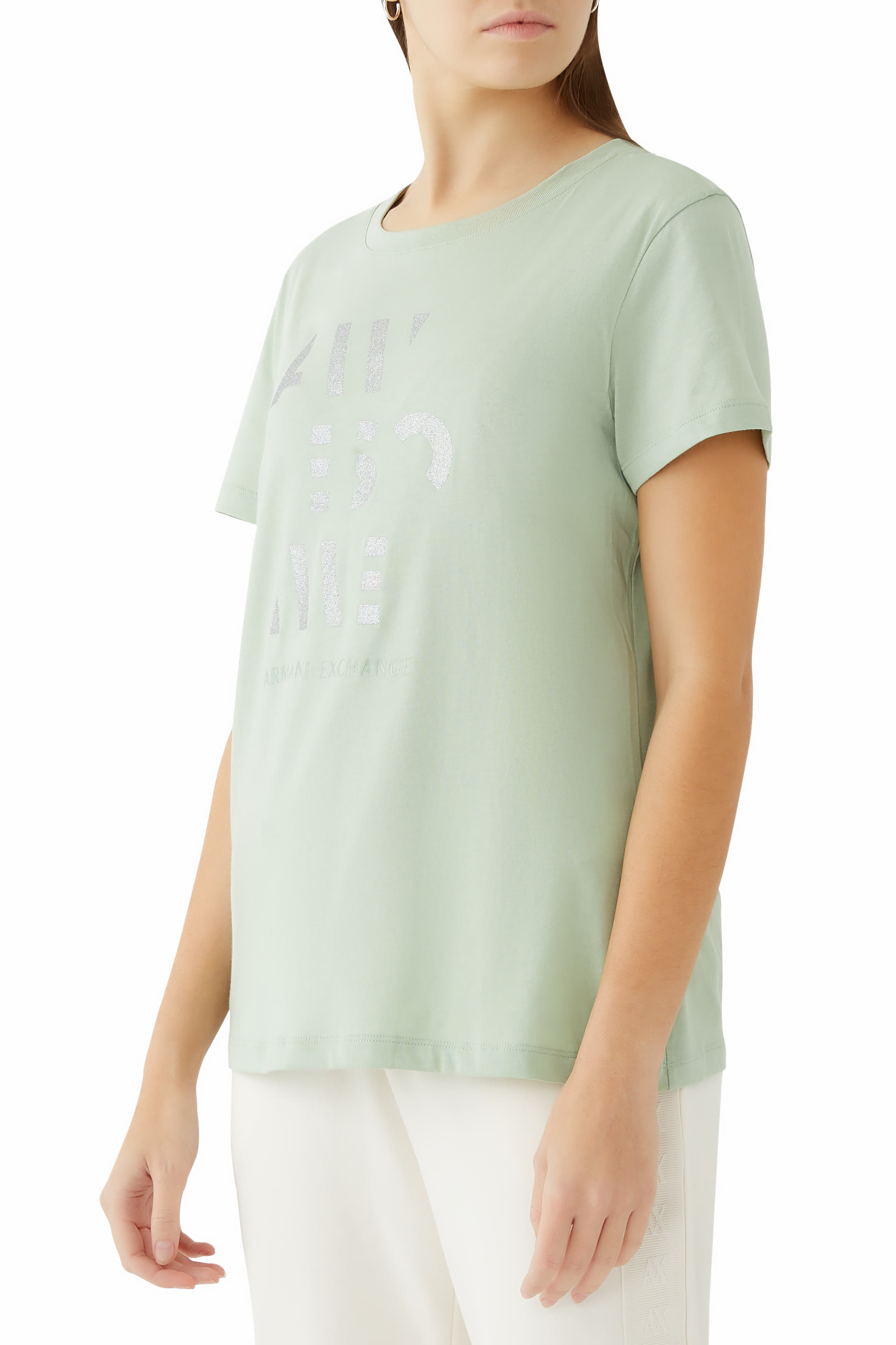 تيشيرت بأكمام قصيرة وشعار الماركة