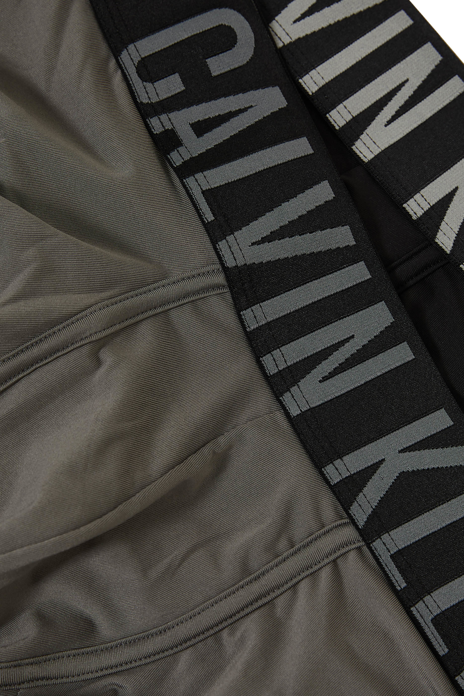 بوكسر بقصة أسفل الخصر بشعار الماركة