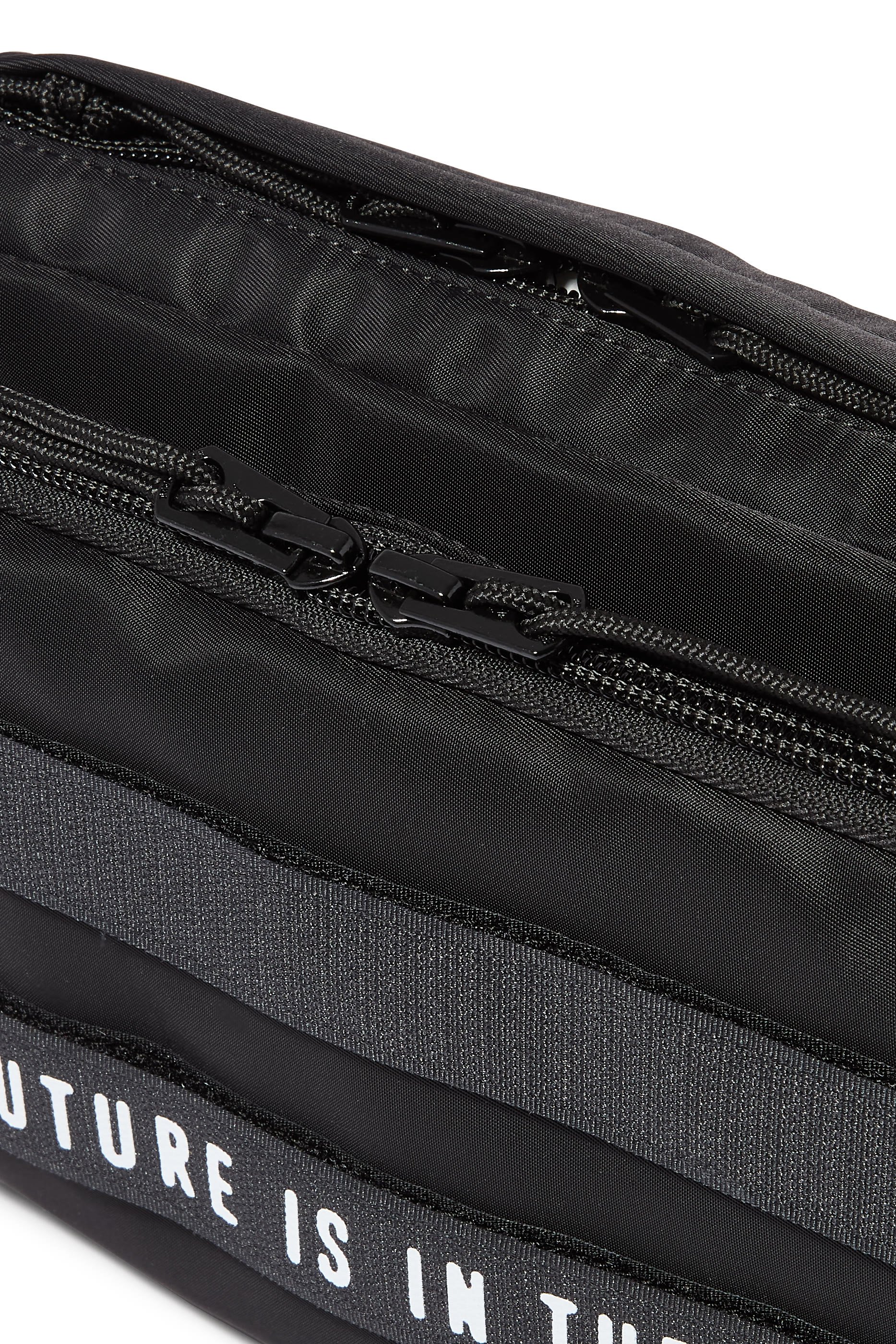 حقيبة صغيرة بطابع عسكري