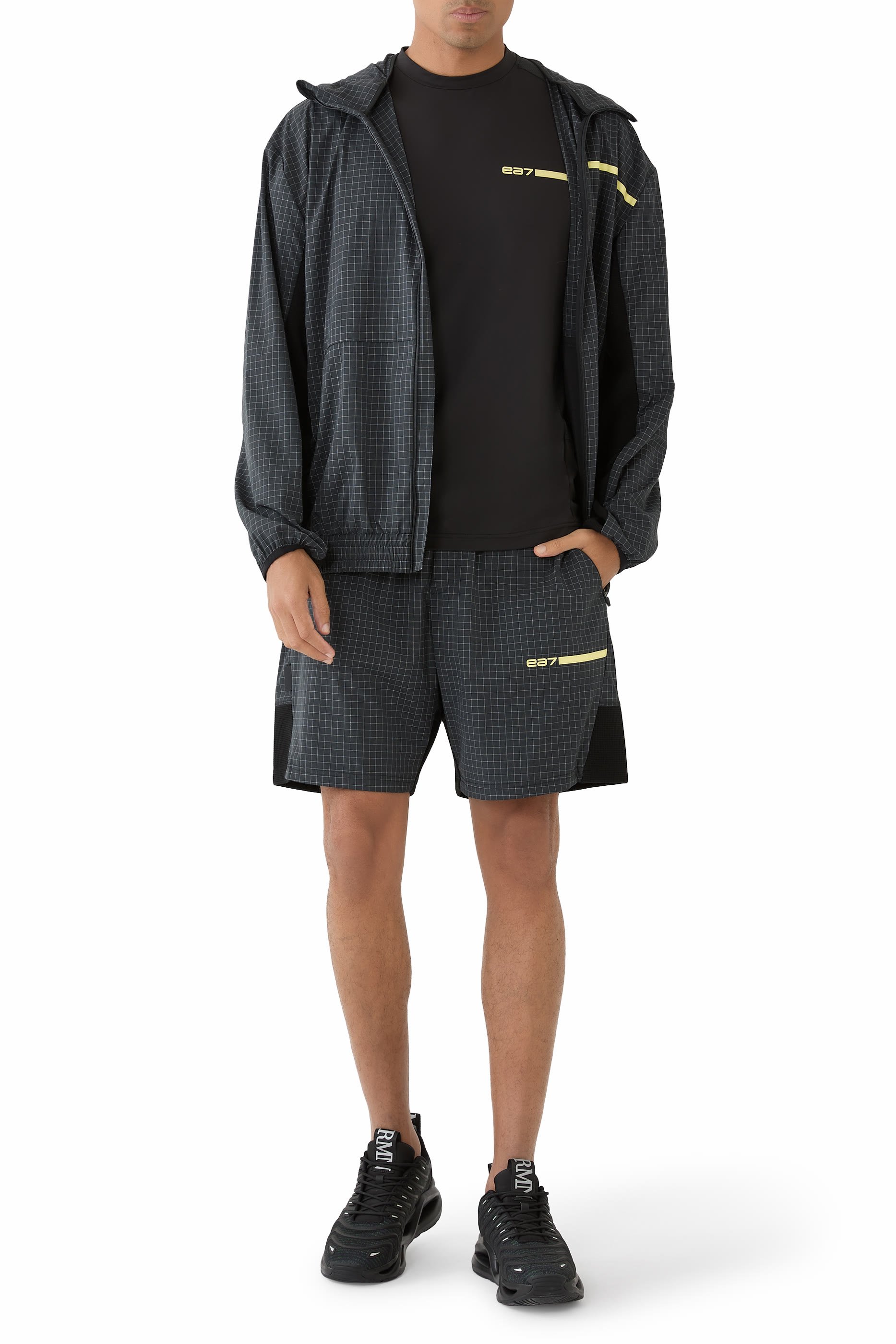 شورت برمودا بشعار الماركة