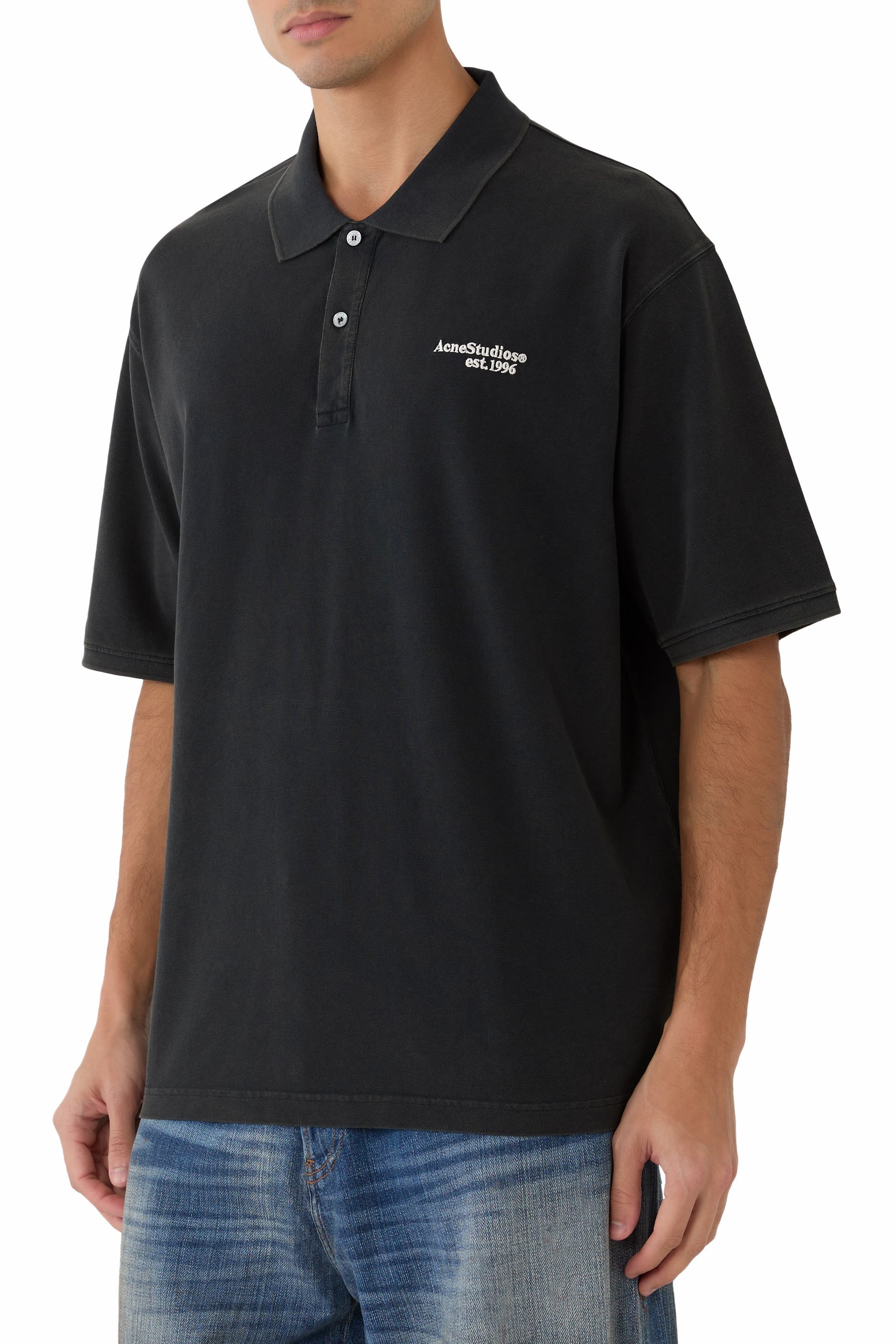 قميص بولو بلون باهت بشعار الماركة