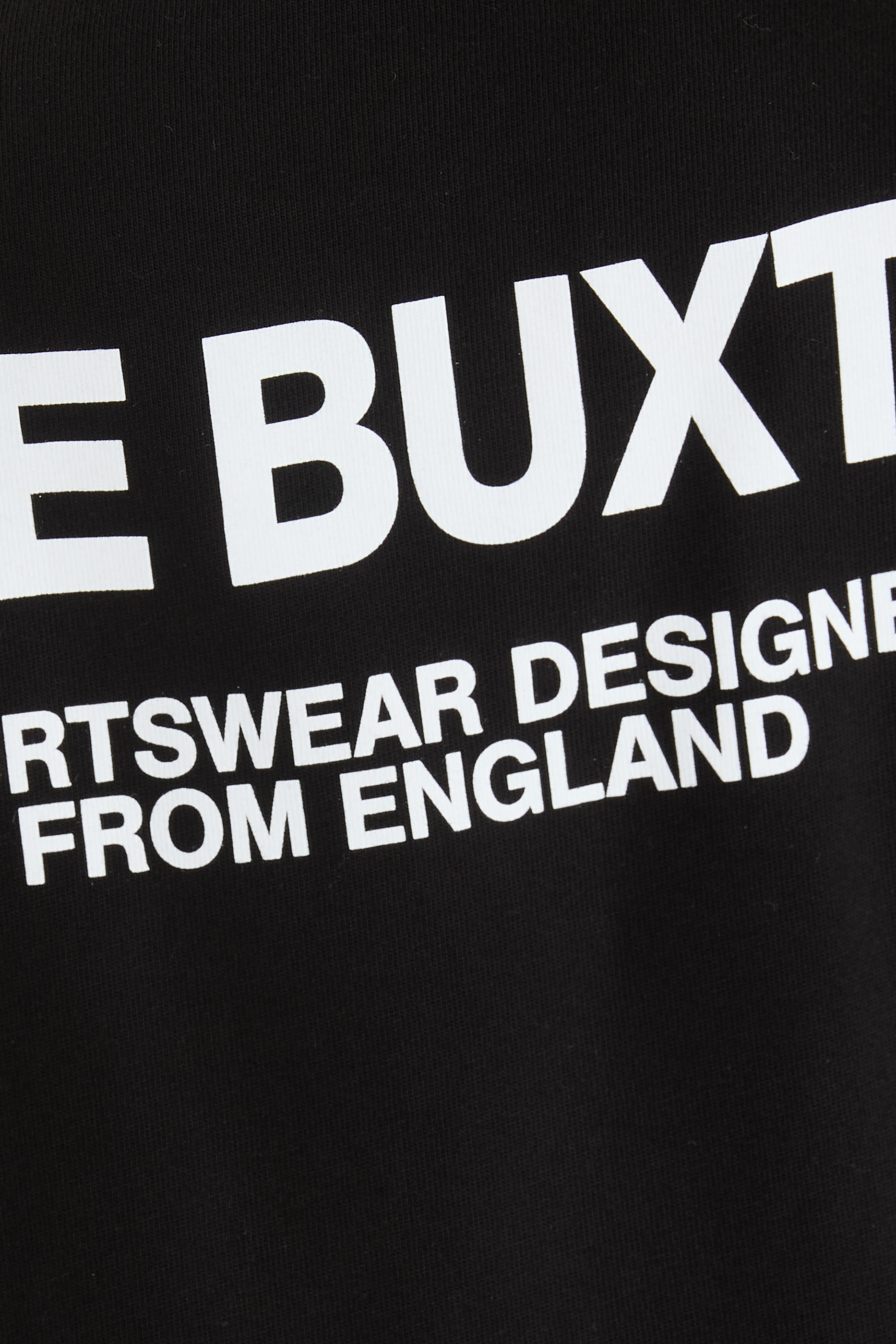 تيشيرت بشعار الماركة من تشكيلة الملابس الرياضية