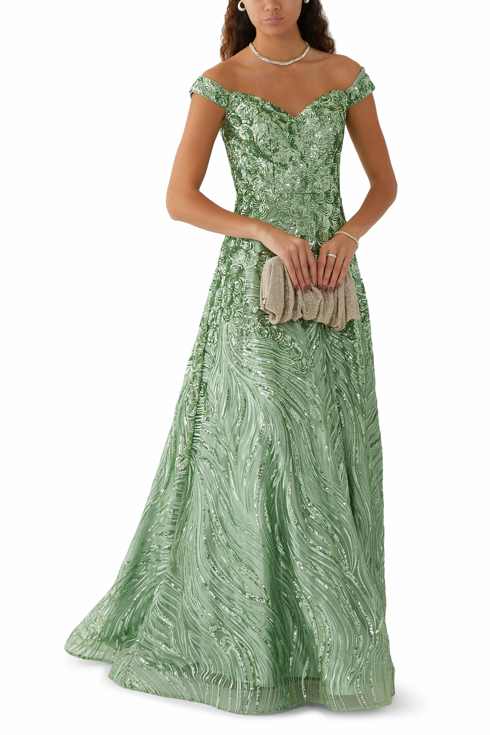 فستان سهرة بأكتاف متساقطة وتفاصيل ملتوية