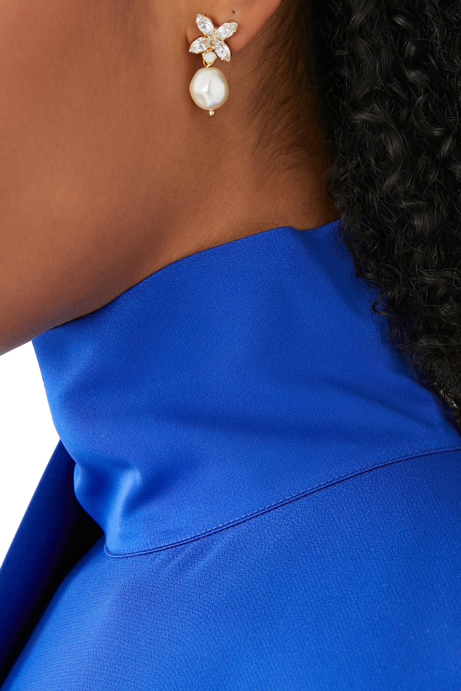 أقراط هاني بي مرصعة باللؤلؤ والكريستال