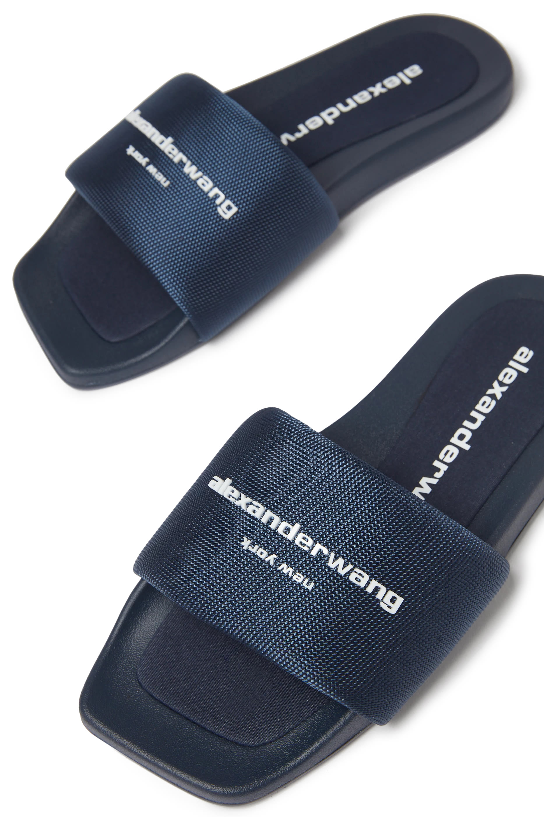 حذاء مفتوح بشعار الماركة