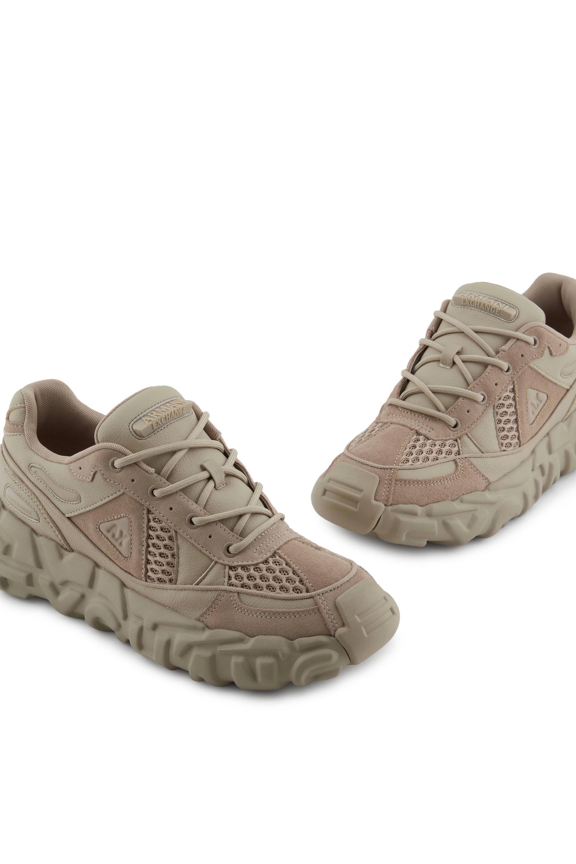 سنيكرز بأربطة ونعل سميك