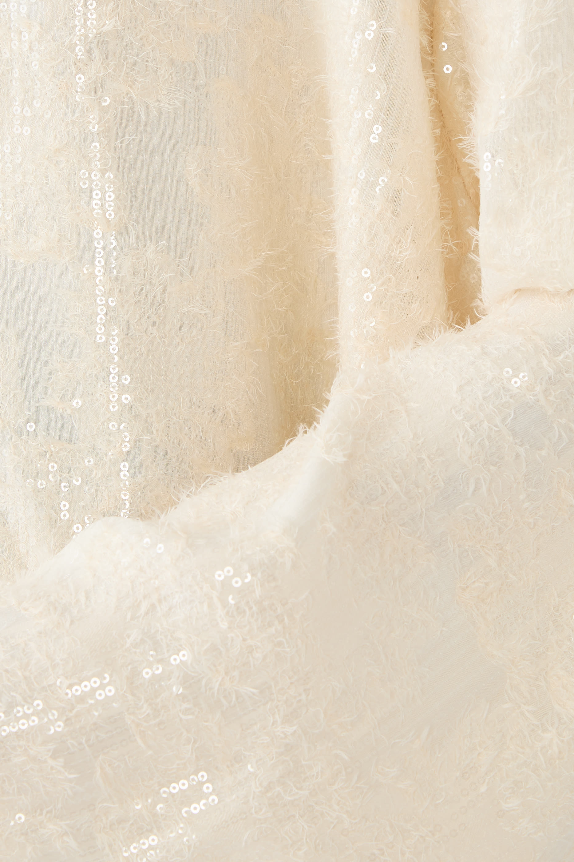 بلوزة بأكمام طويلة وياقة على شكل حرف V مزينة بترتر