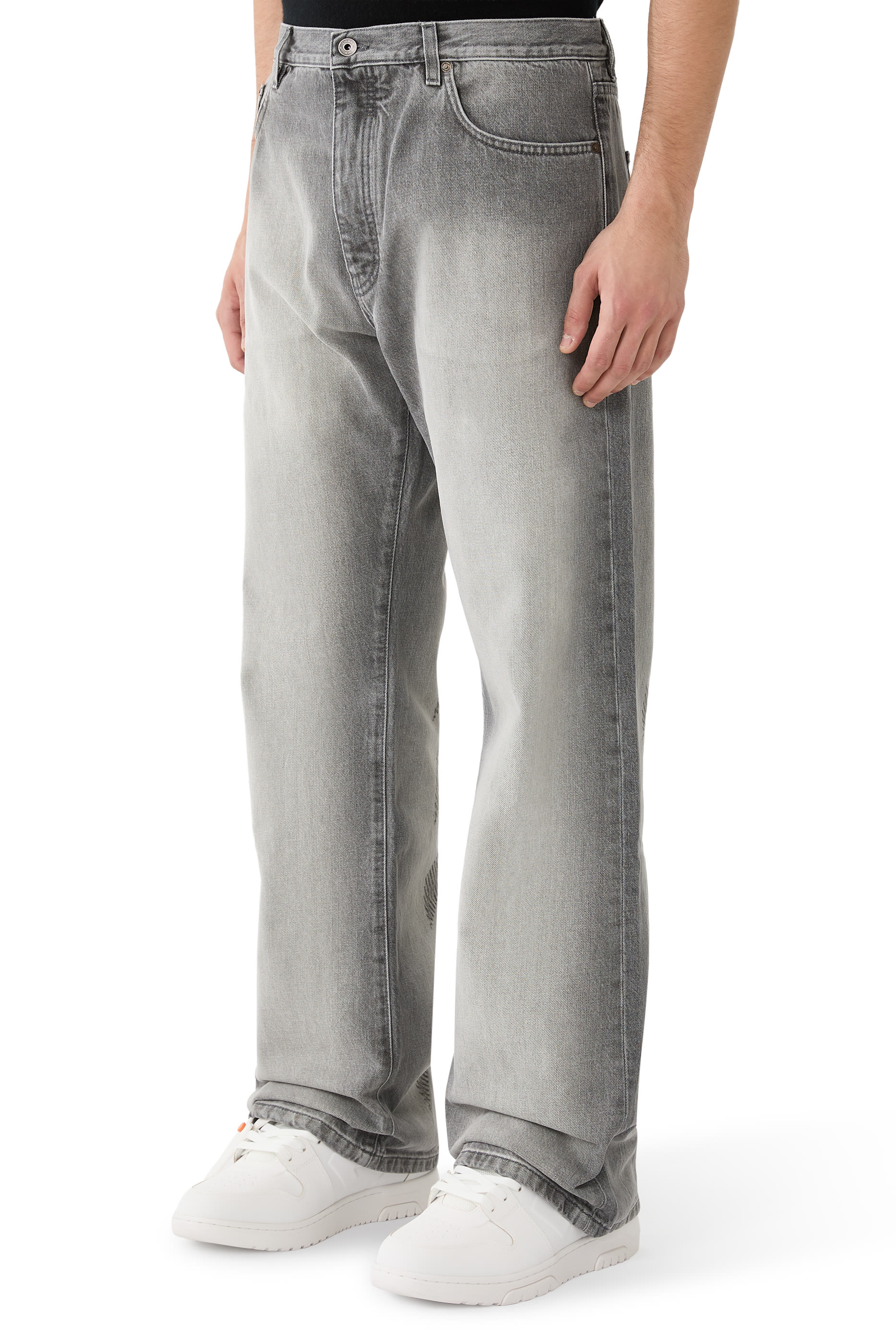 بنطال جينز بقصة ضيقة مريحة وخطوط مائلة مطرزة