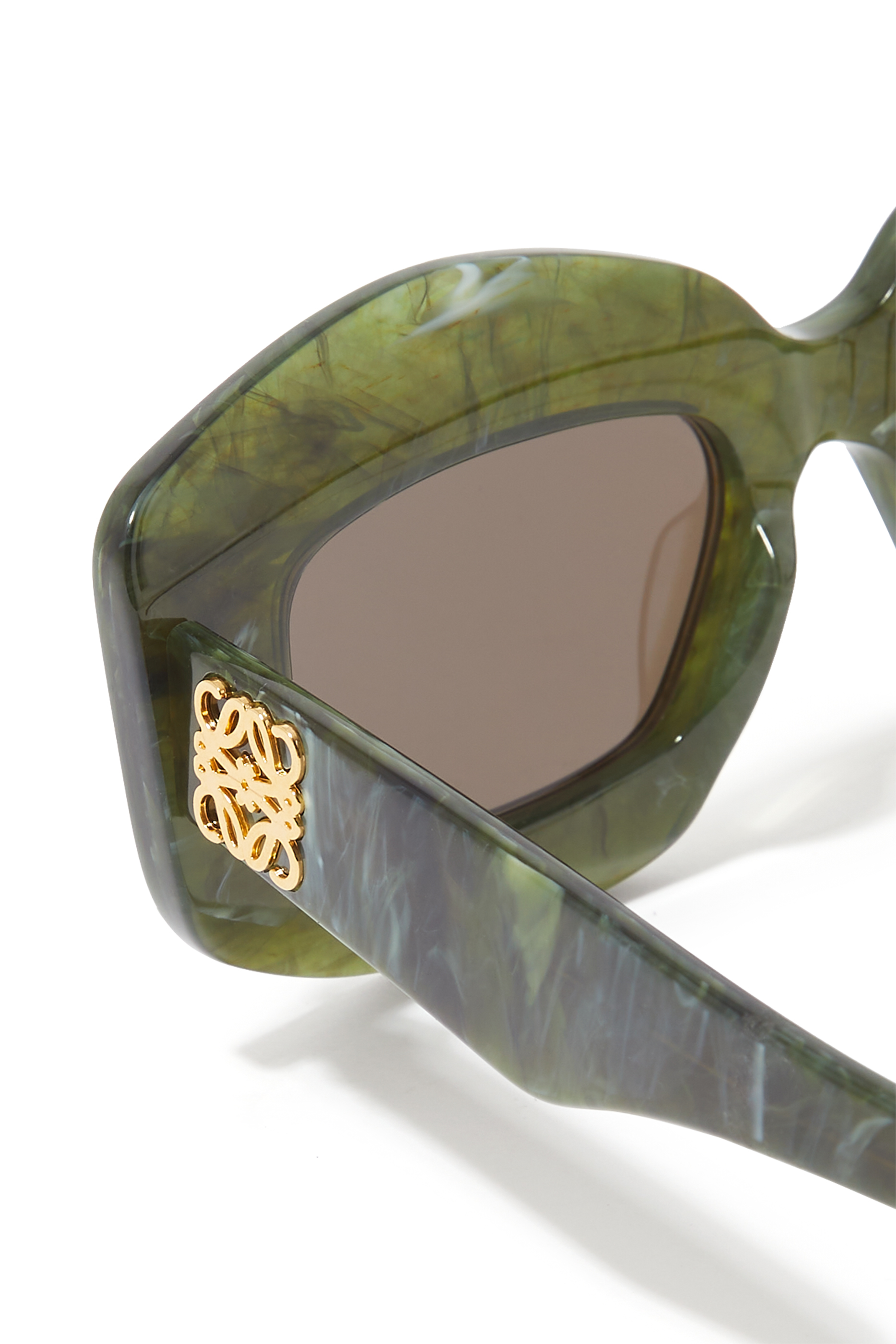 نظارة شمسية بإطار سميك وشعار الماركة