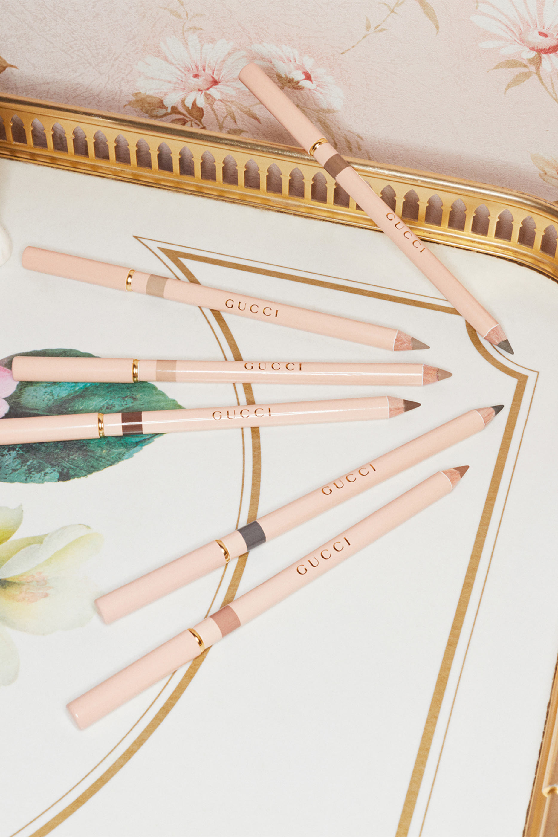 قلم حواجب بتركيبة بودرة