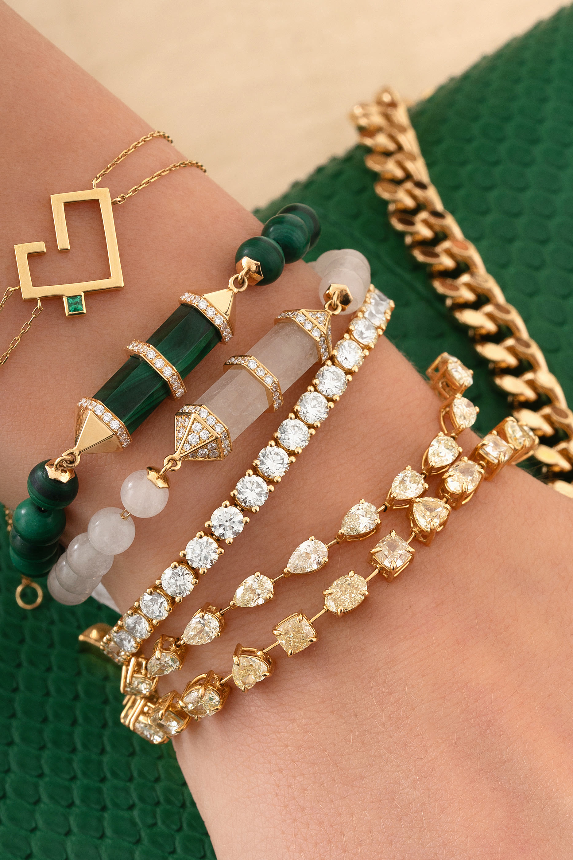 سوار شاكرا متوسط بحلية أفقية مرصعة بالملاكيت والماس، ذهب أصفر عيار 18