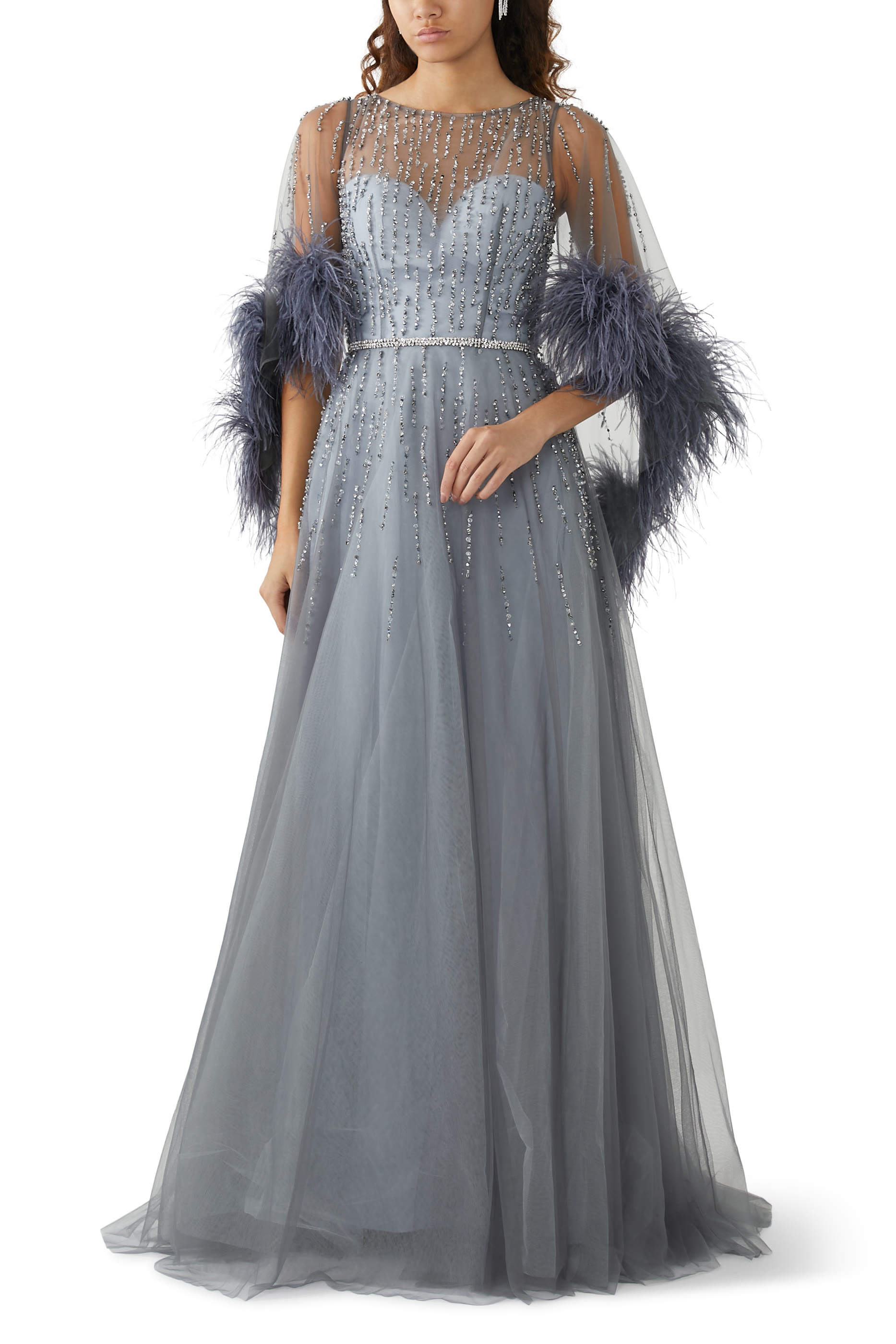 فستان مرصع بأحجار ومزين بريش