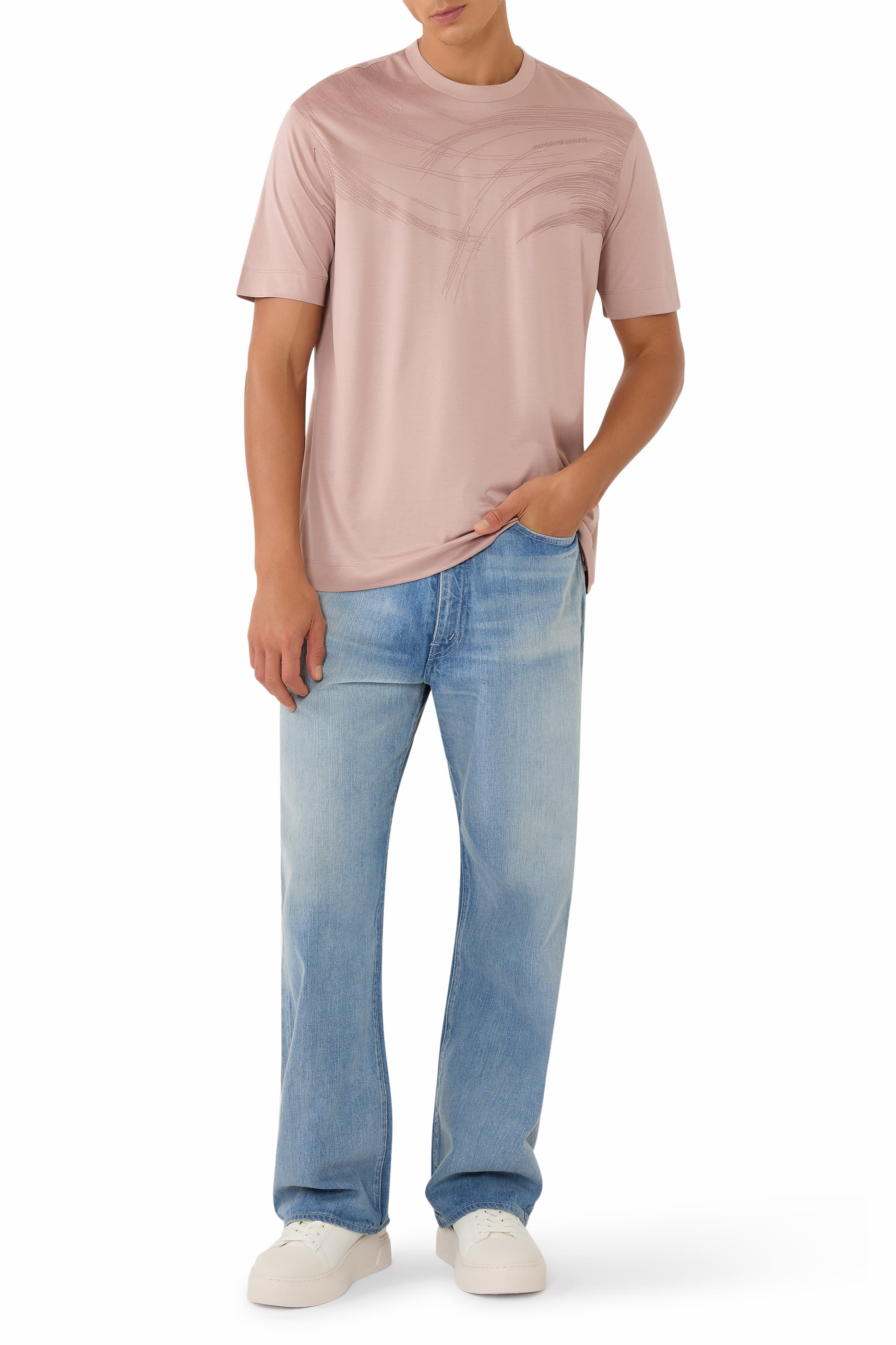 تيشيرت بأكمام قصيرة وشعار الماركة