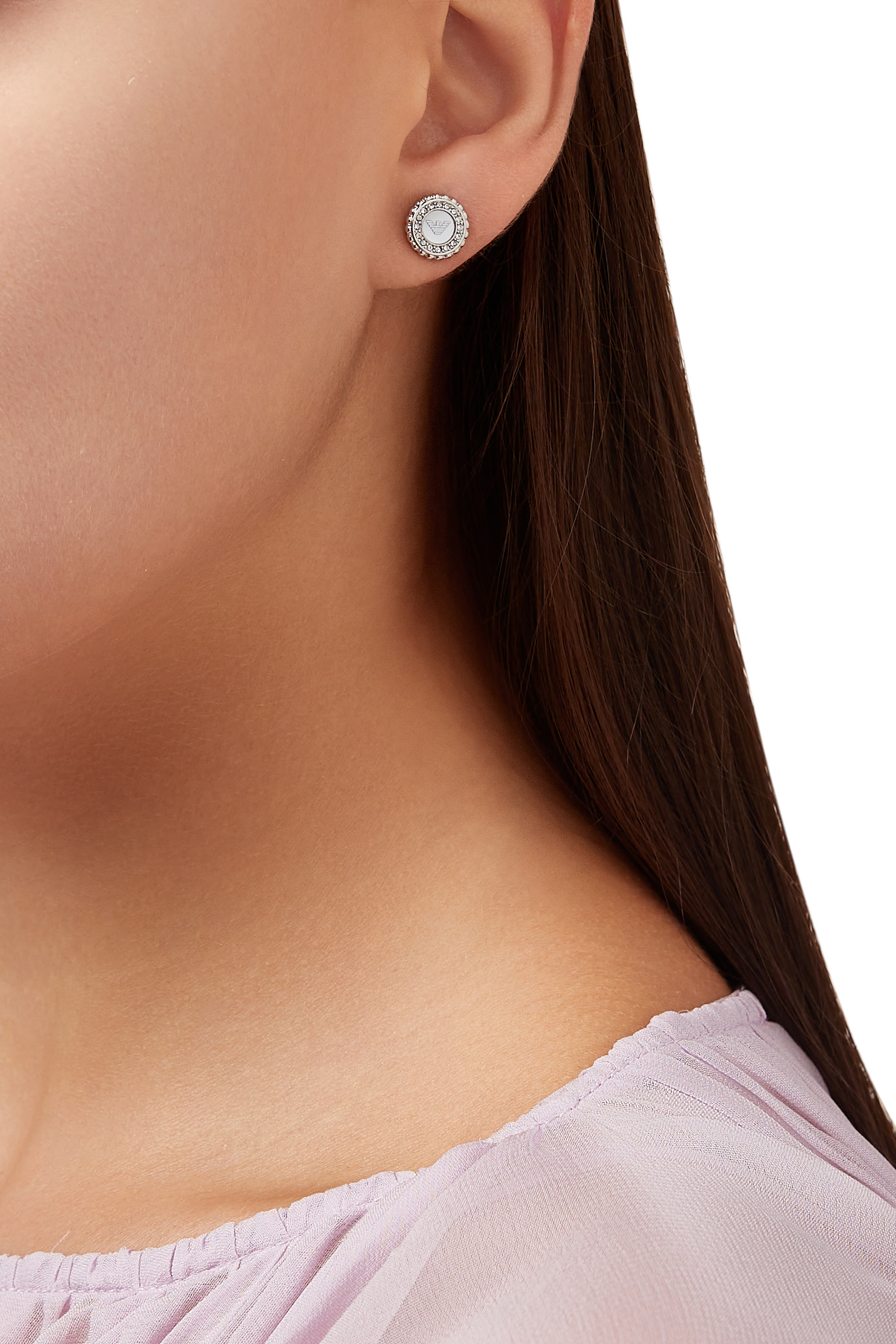 أقراط مرصعة بشعار الماركة