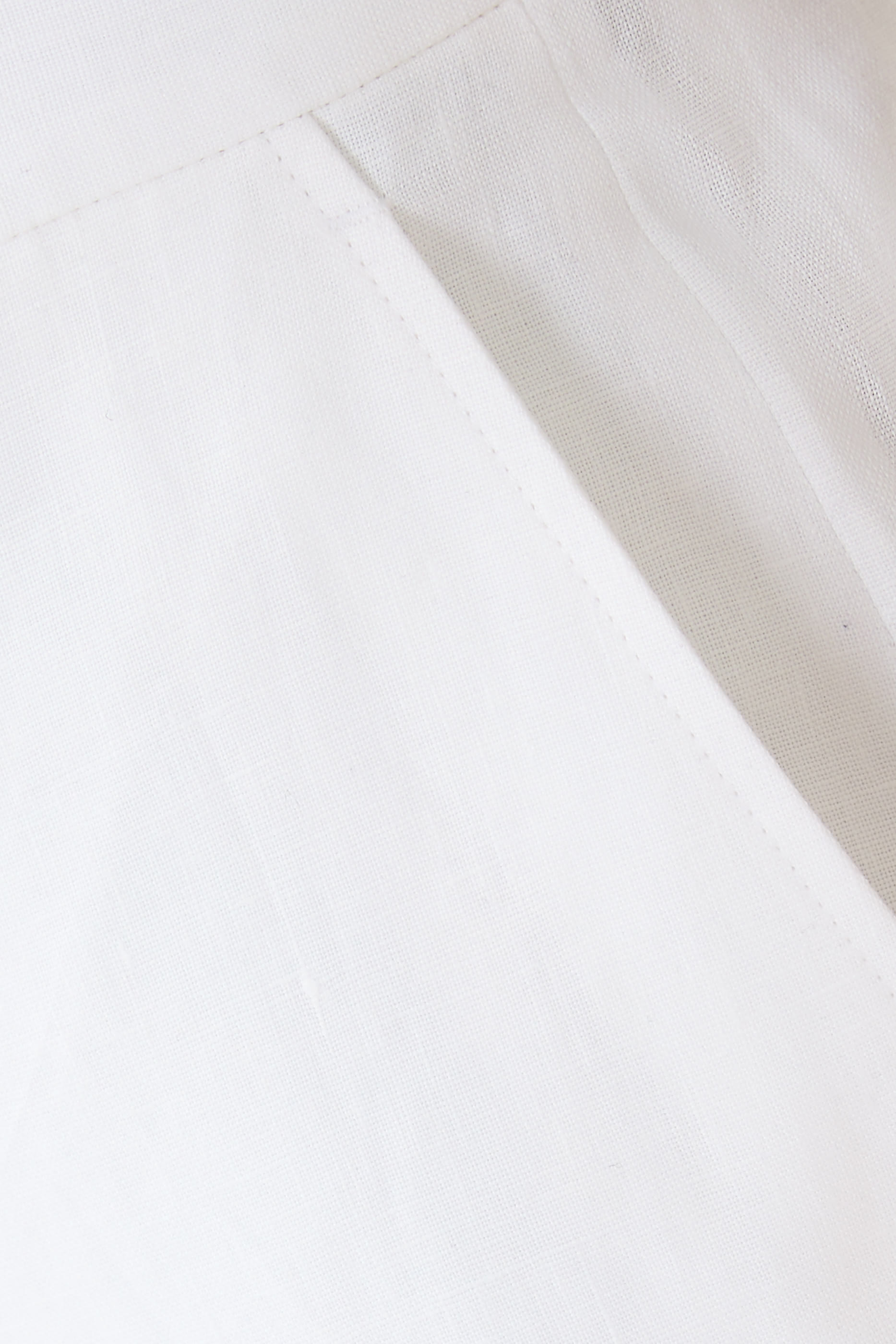 شورت بتصميم مسطح في الأمام