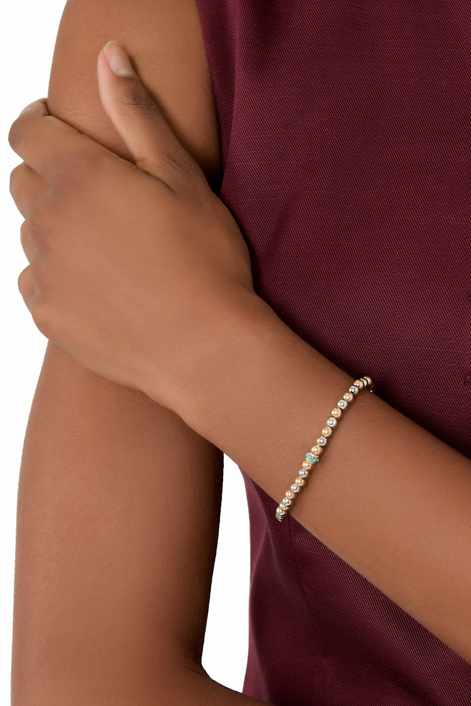 سوار بحلية دائرية بحافة صدفية وخرز بلونين، ذهب أصفر عيار 14 وفيروز