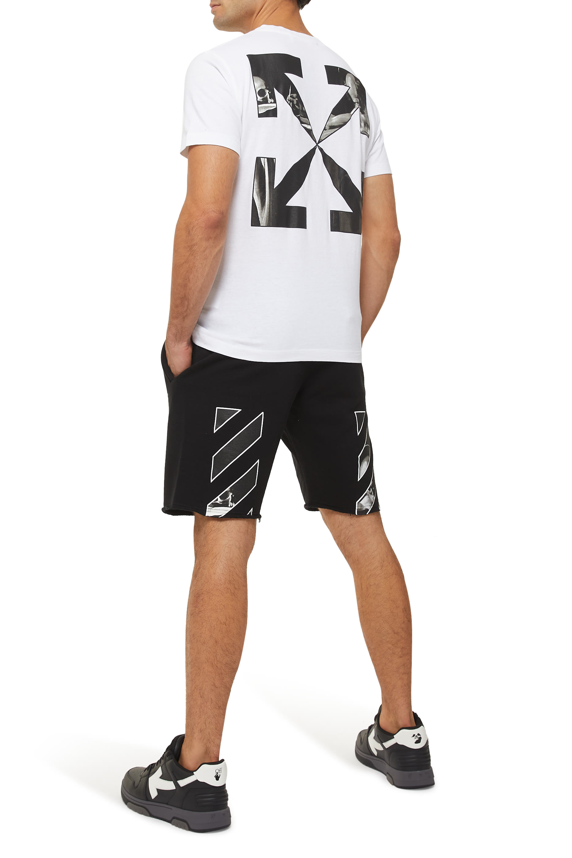 تي شيرت بقصة ضيقة بطبعة بتصميم كارافاجيو