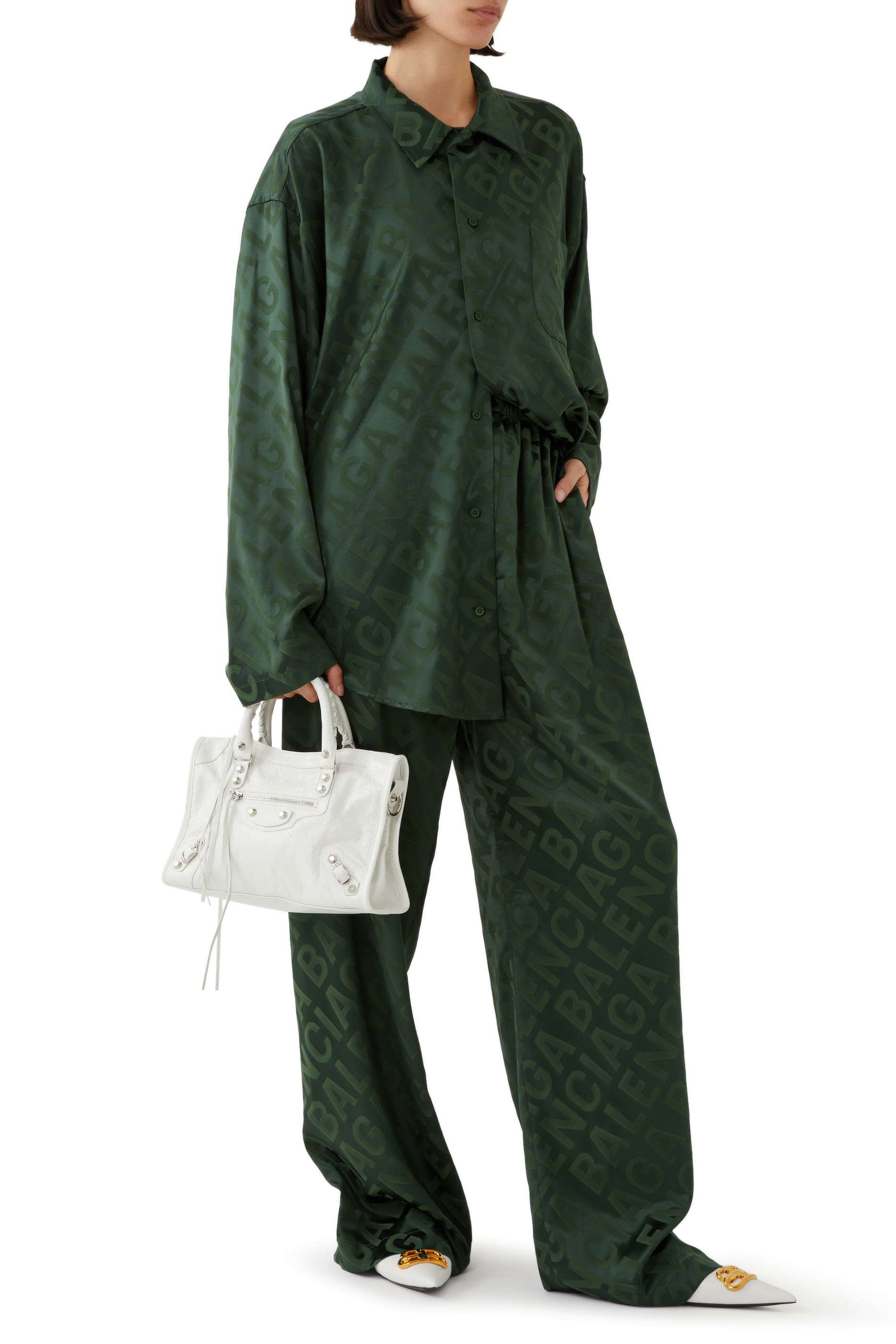 قميص بتصميم بسيط بقصة واسعة وشعار الماركة بالكامل