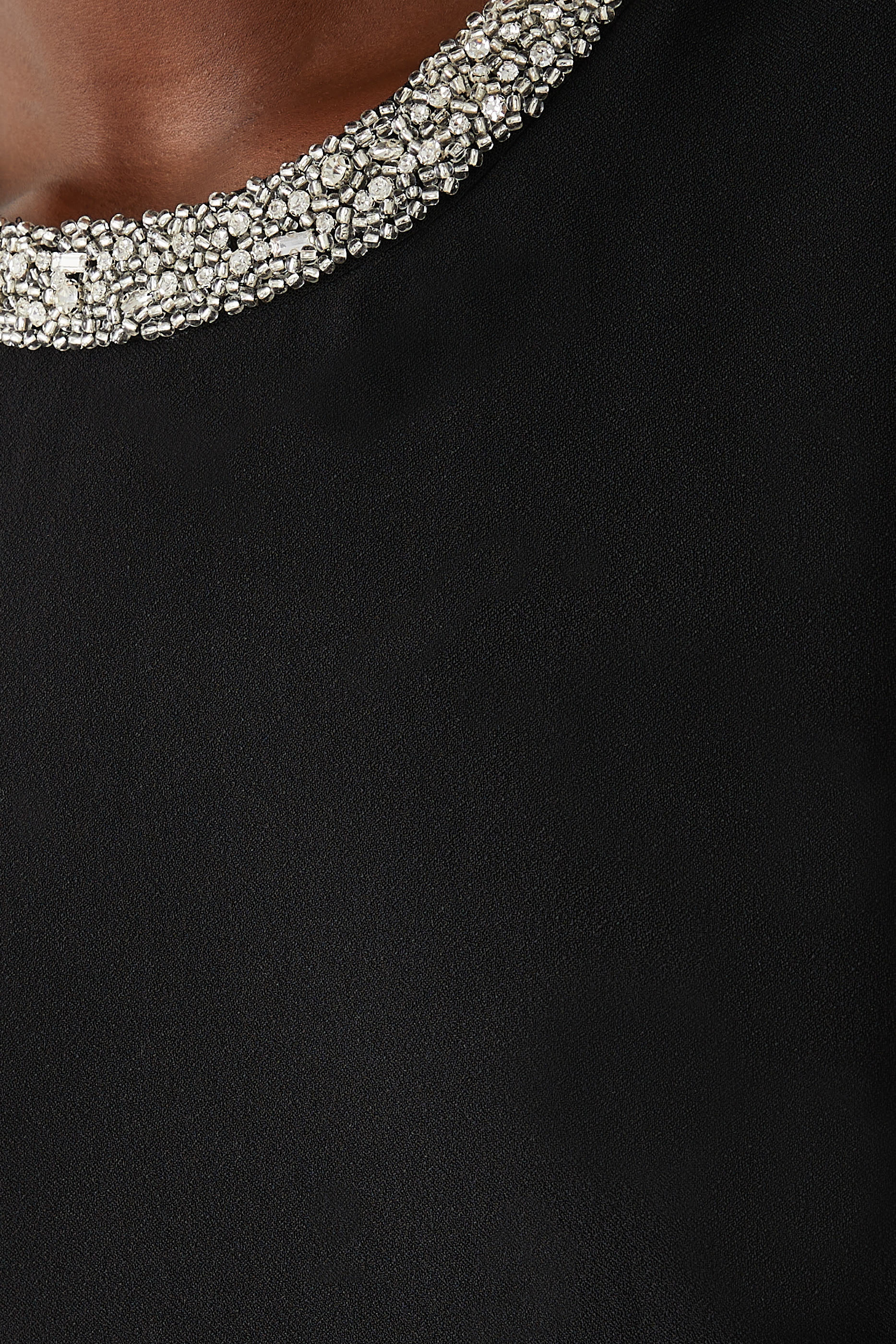 بلوزة امال بتطريزات